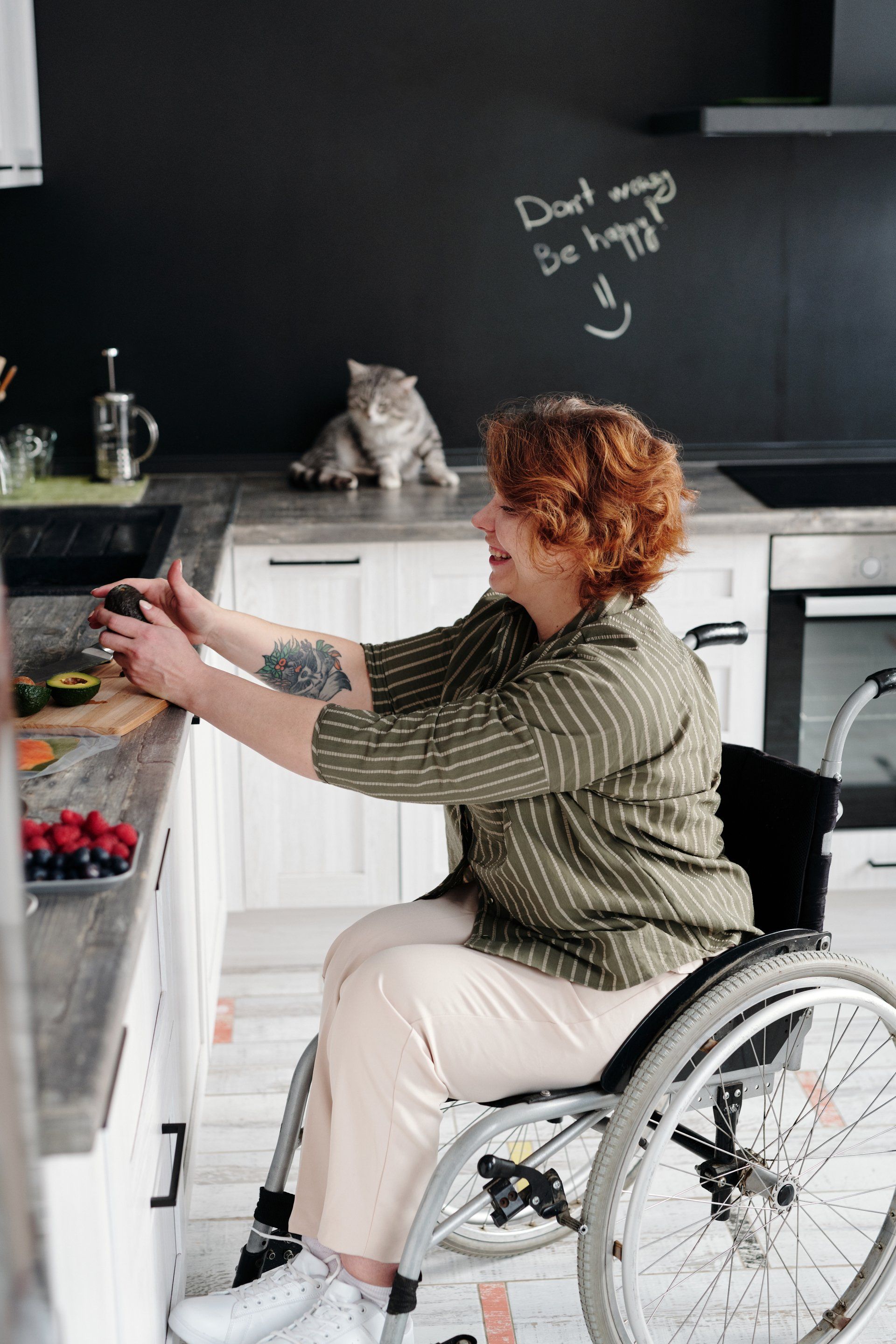 Femme en fauteuil roulant pour salle de bains PMR