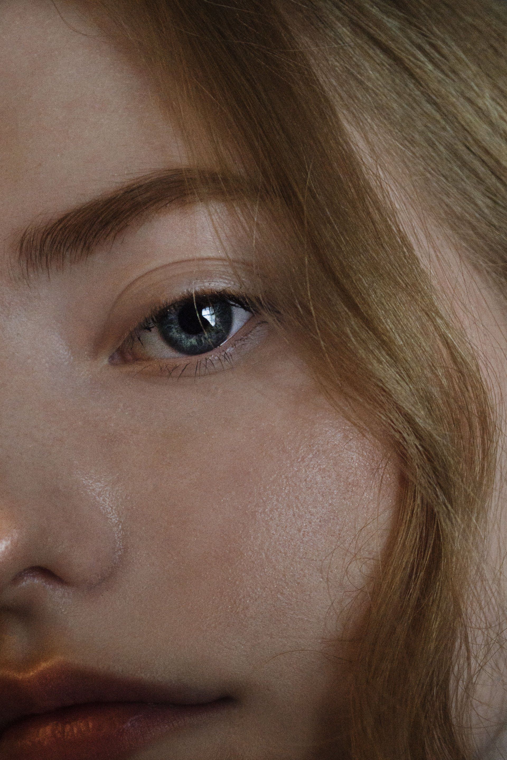 Un primer plano del rostro de una mujer con ojos azules.