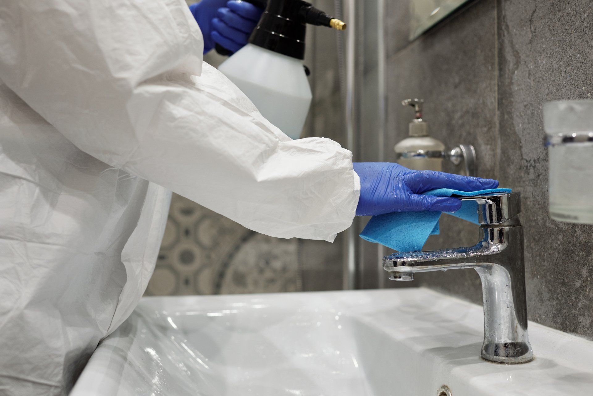 cleaning bathroom sink