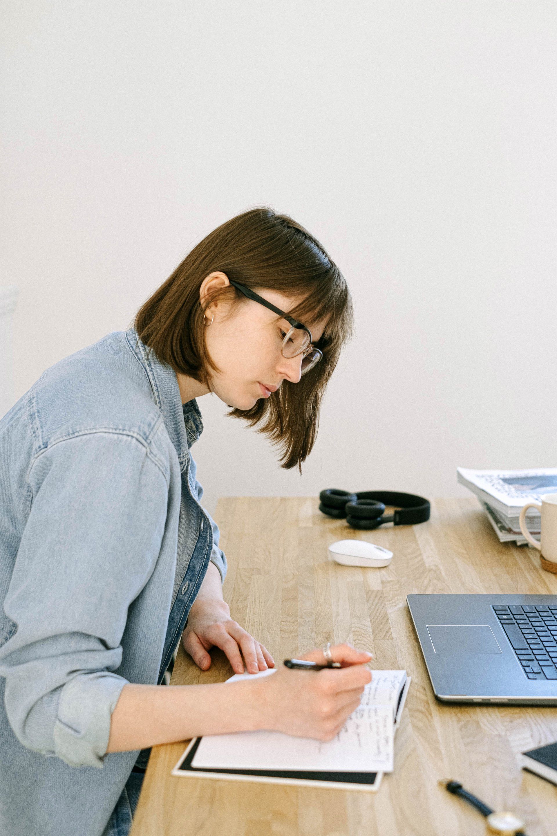 women planning a blog for her business