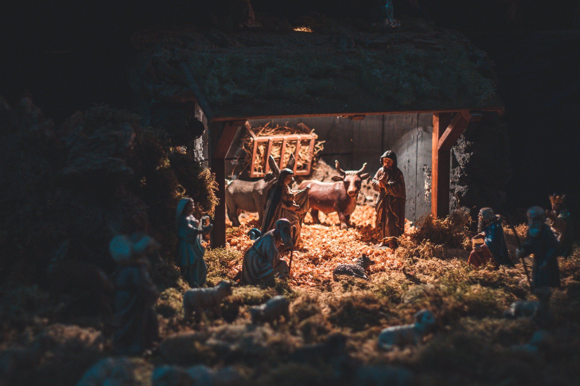 un presepe con i personaggi della nascita di Gesù