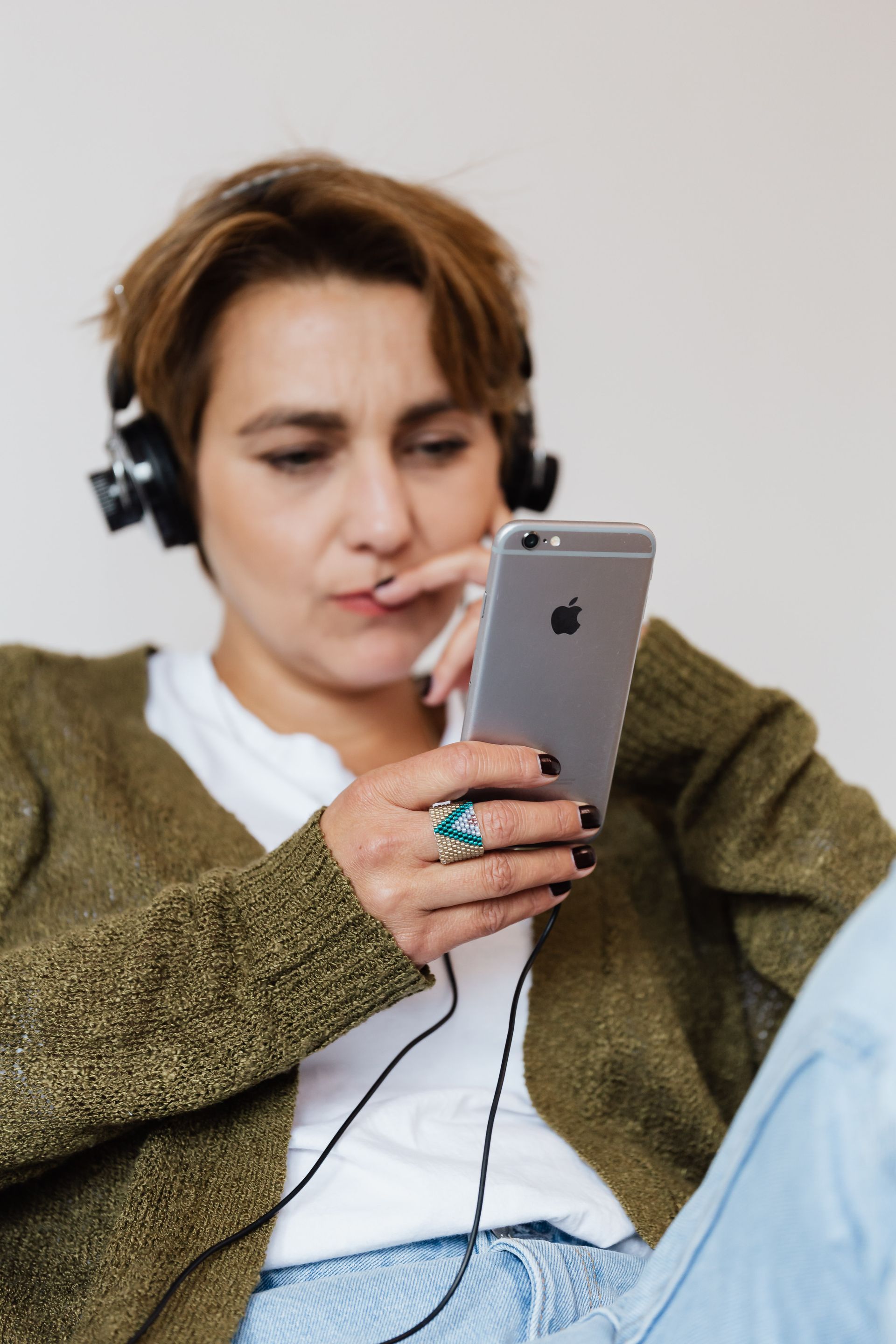 Single che ascolta un messaggio vocale
