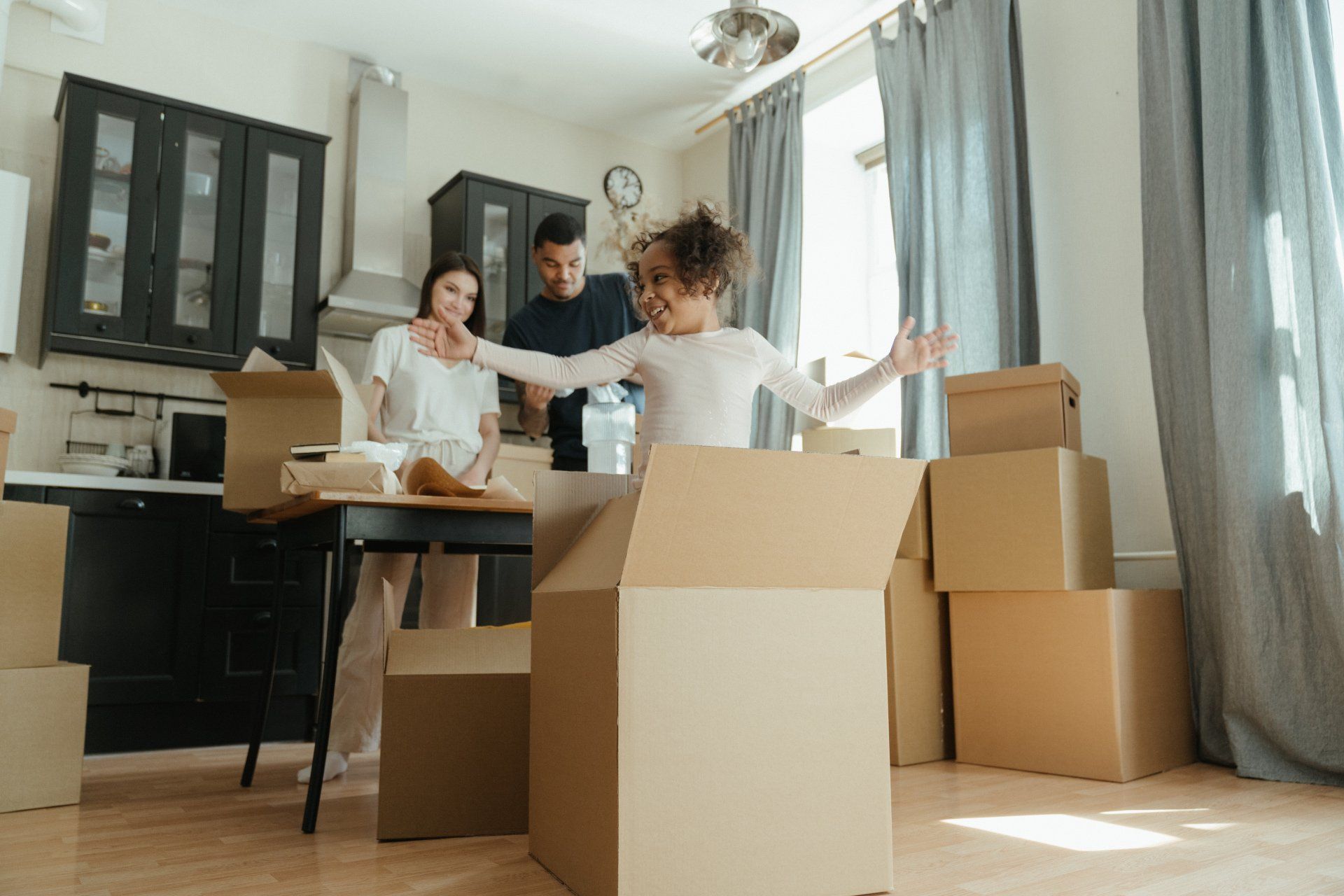 Trasloco di una cucina famiglia che impacchetta oggetti nelle scatole