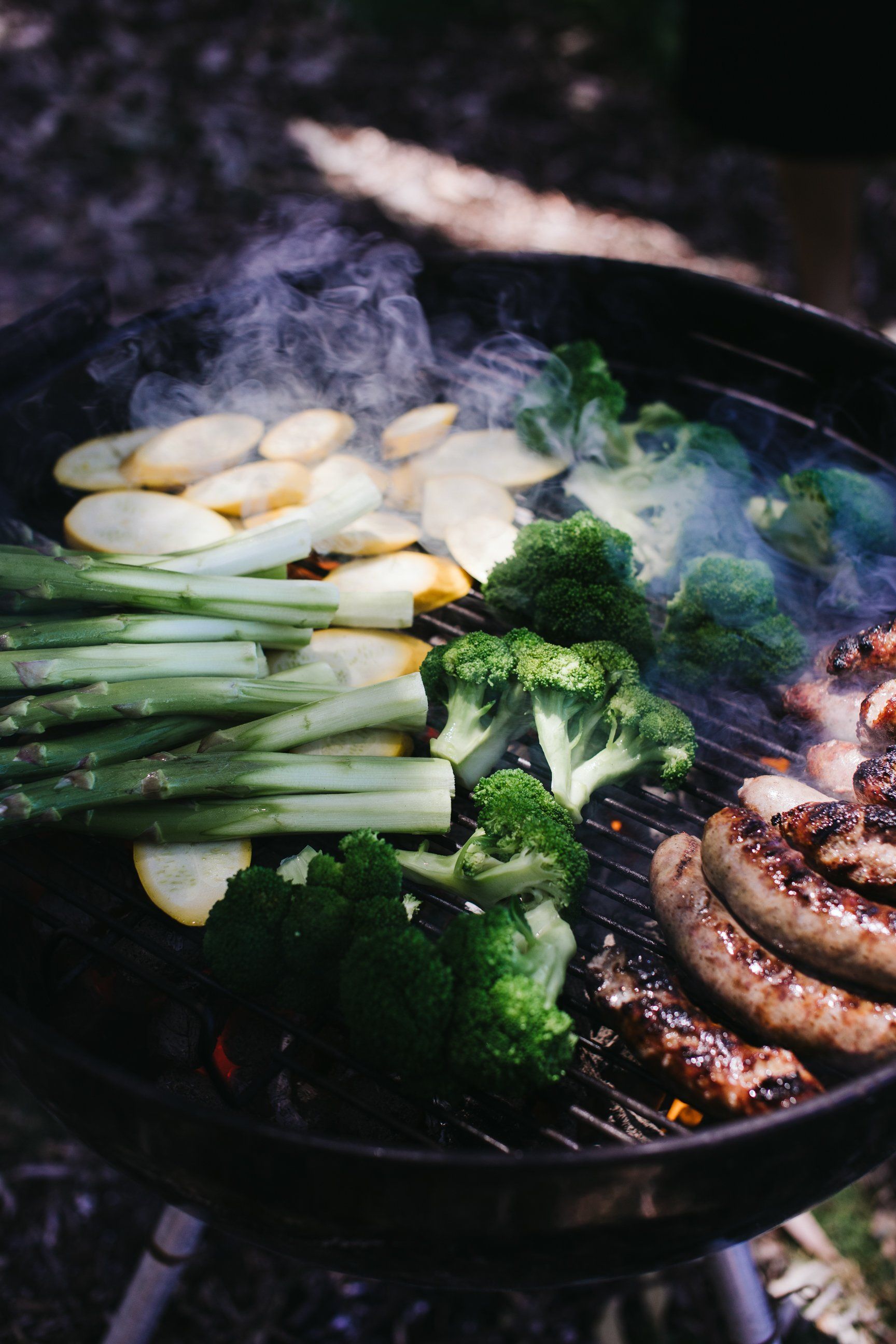 Brokkoli und Spargel werden auf einem Grill zubereitet