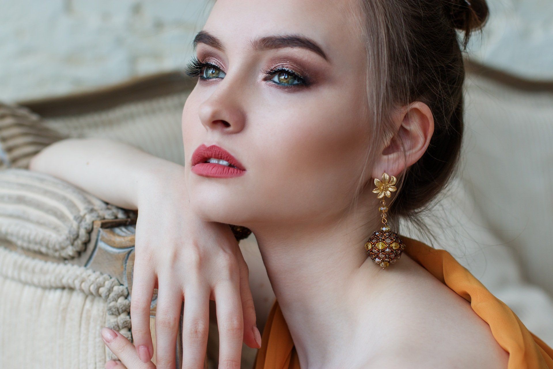 HAIR & MAKE UP
