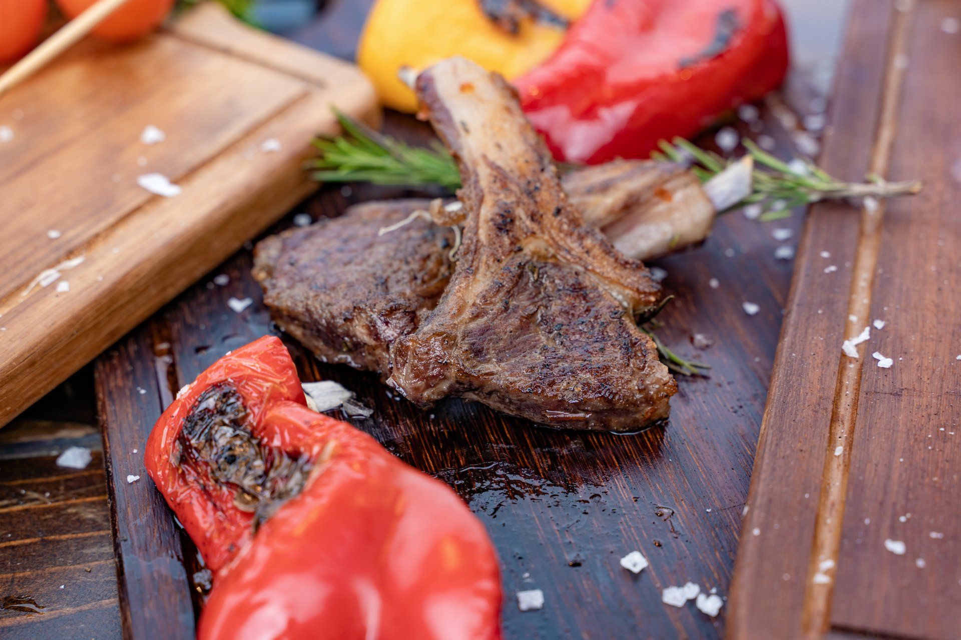 Ein Schneidebrett mit Fleisch und Paprika darauf
