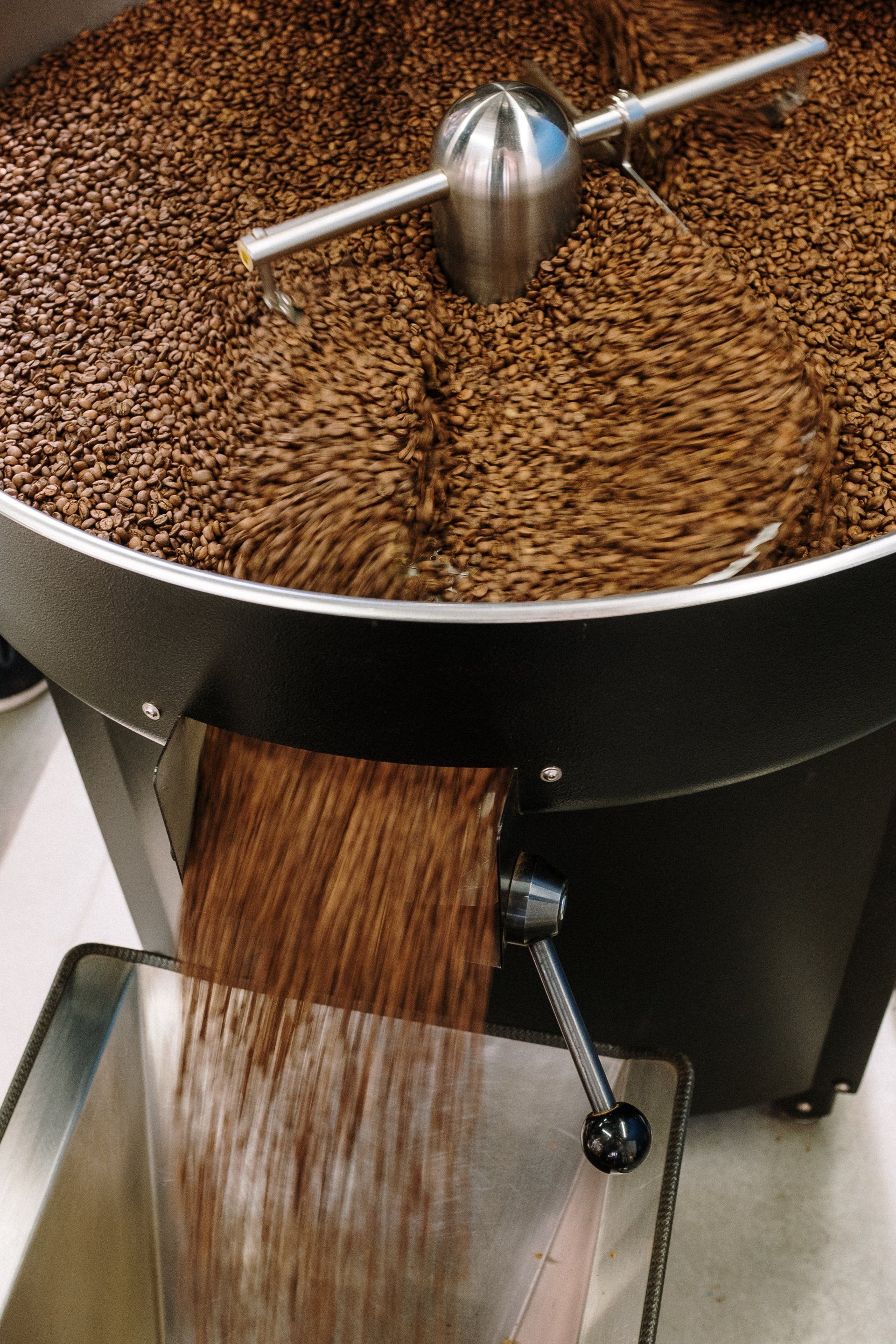 Los granos de café se tuestan en una máquina.