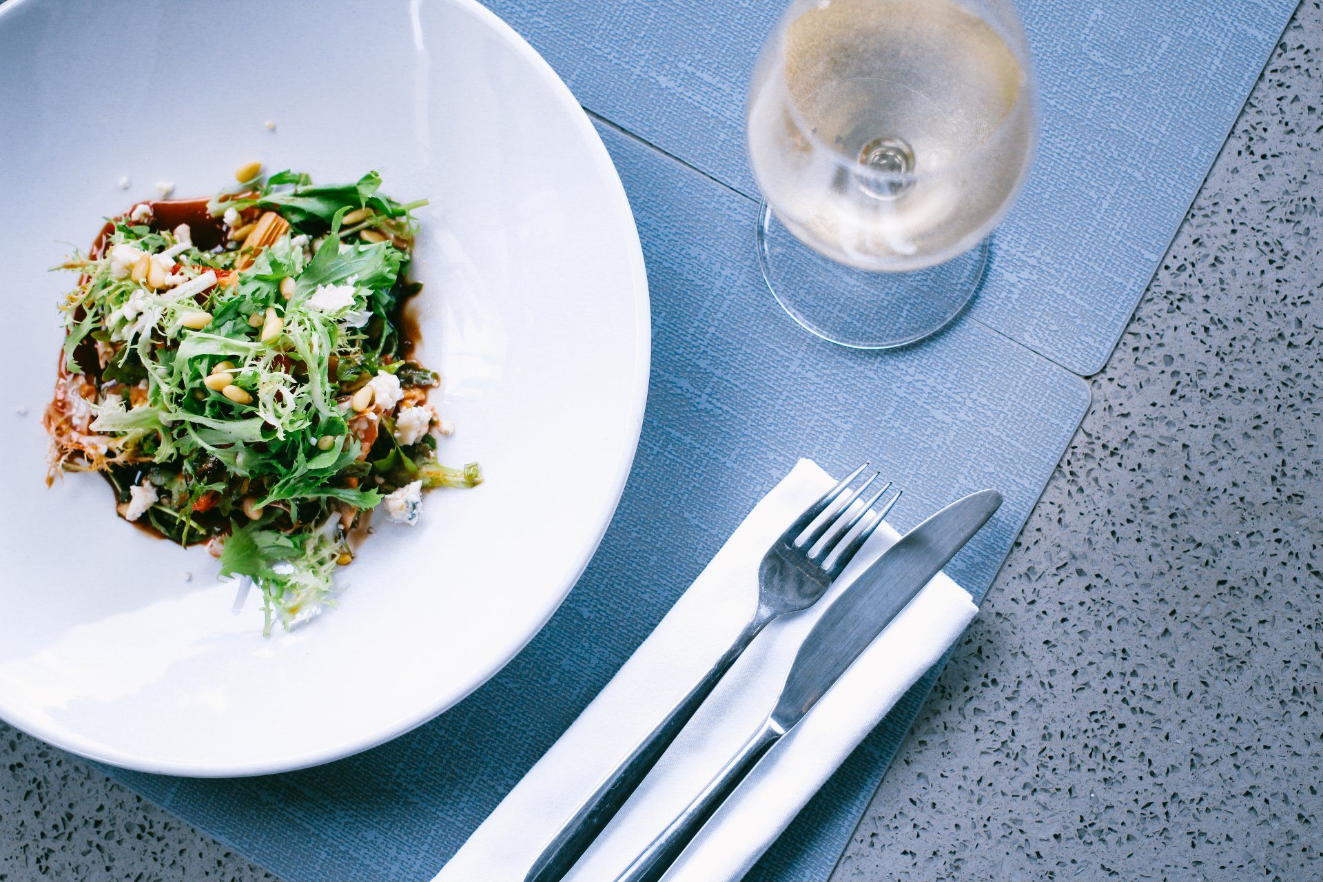 Gericht mit grünem Salat