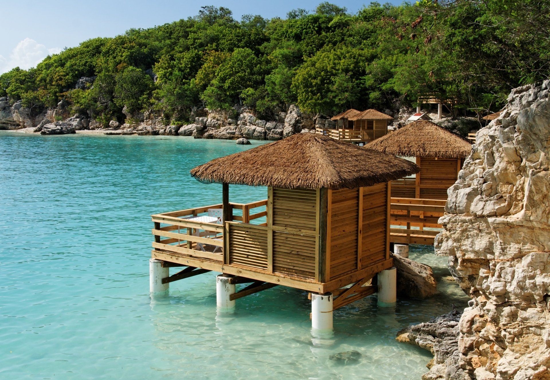 Eine kleine Hütte mit Strohdach liegt im Wasser