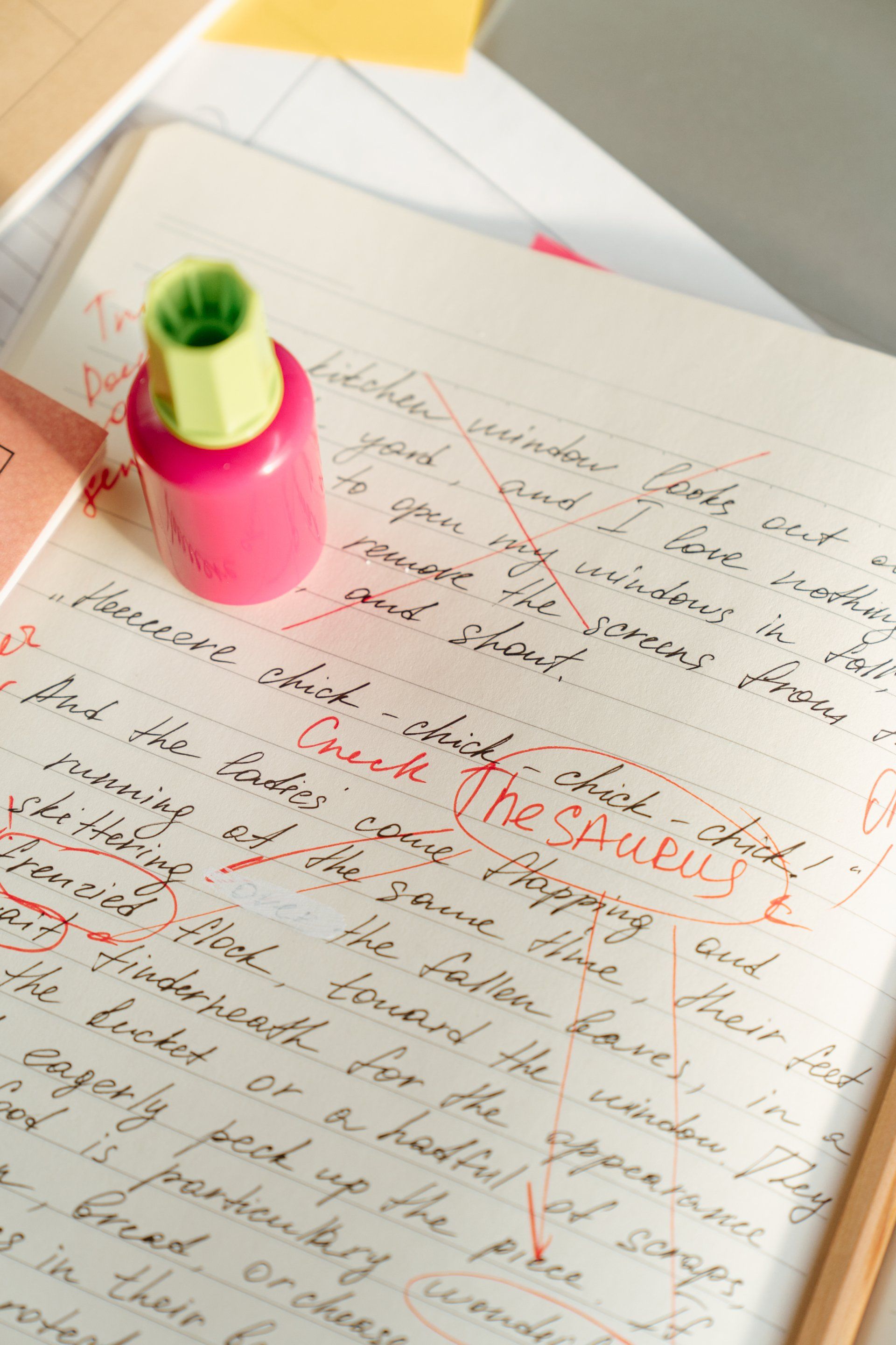 Textblatt mit roter Korrektur und Tintenfläschchen – Symbol für achtsames Lektorat mit Liebe zum Detail.
