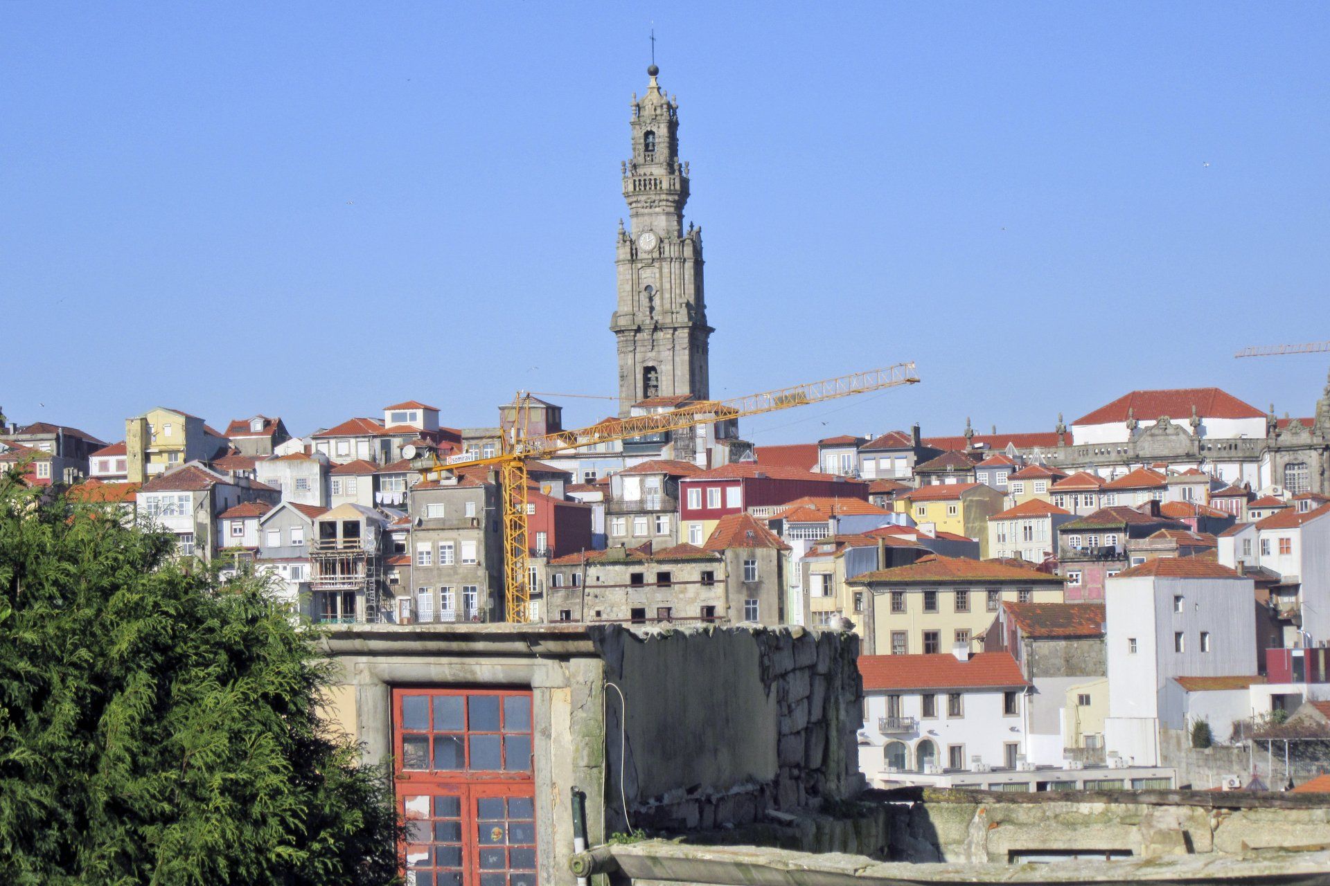 Uma cidade com uma torre do relógio no meio dela