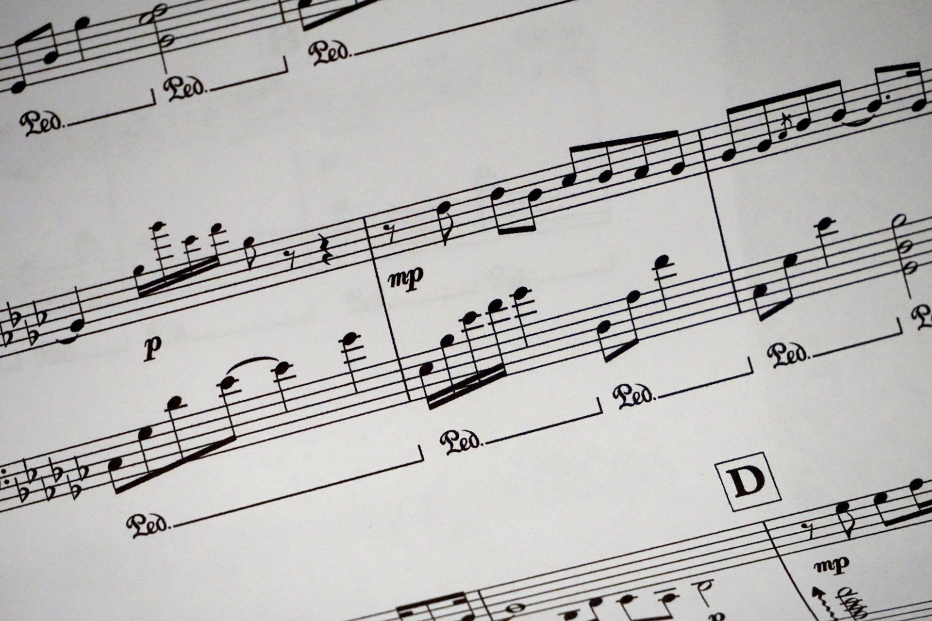 a sheet of music with the letter d on it