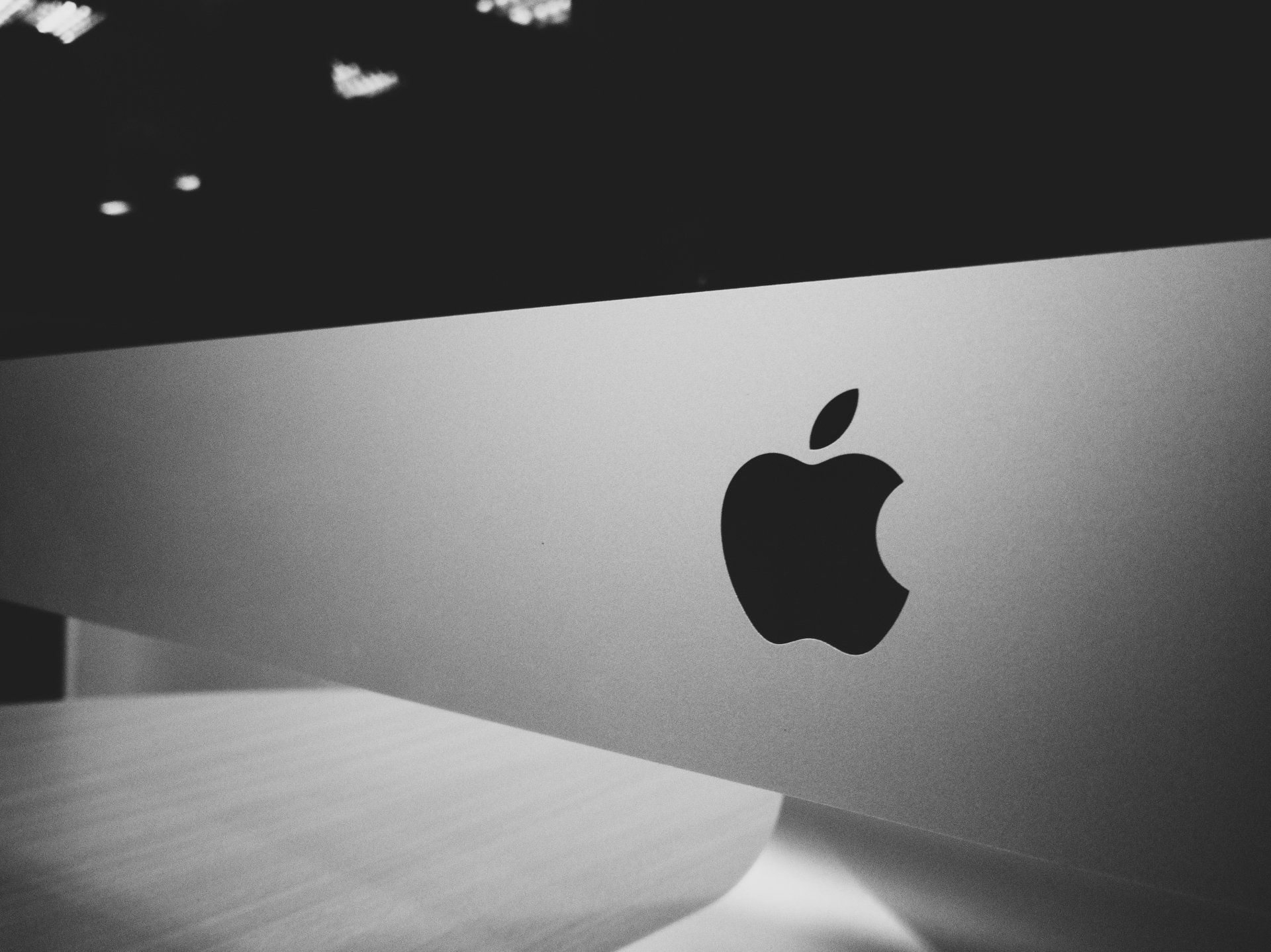 een zwart-witfoto van een Apple-computer