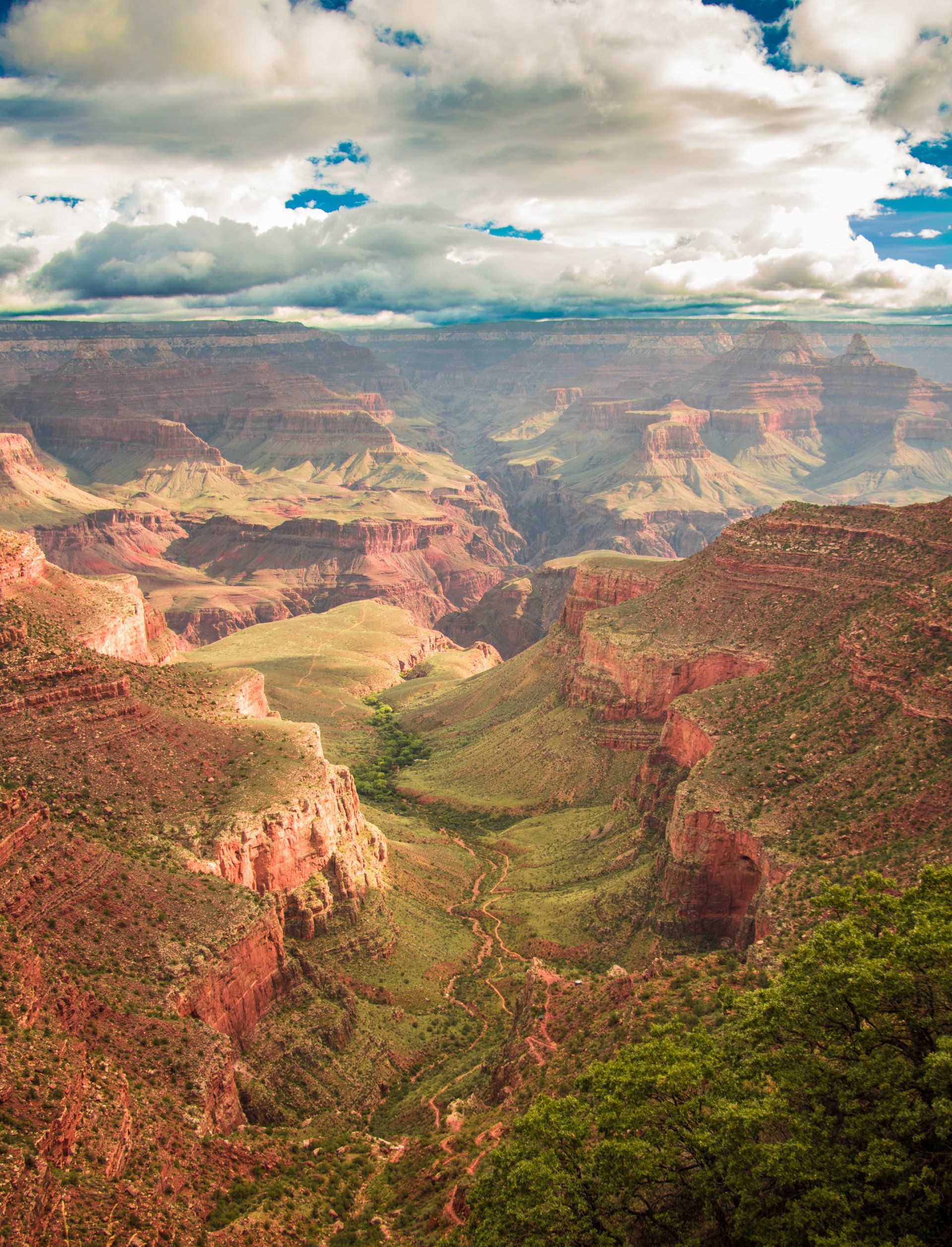 A view of the grand canyon from the rim on a cloudy day.