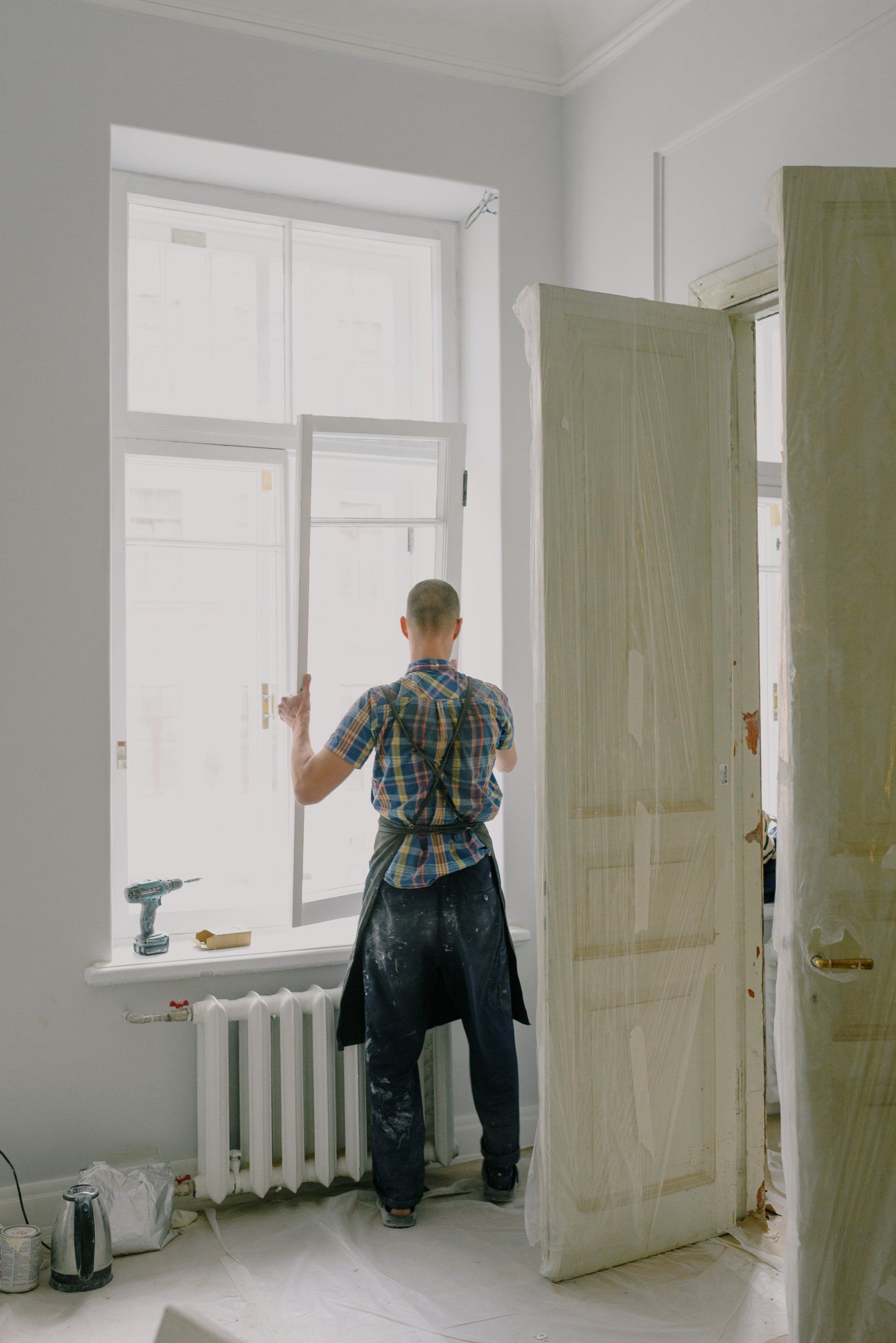 Plaatsing van nieuw raamkozijn tijdens woningrenovatie
