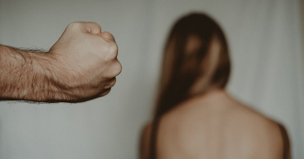 Pugno verso ragazza di spalle