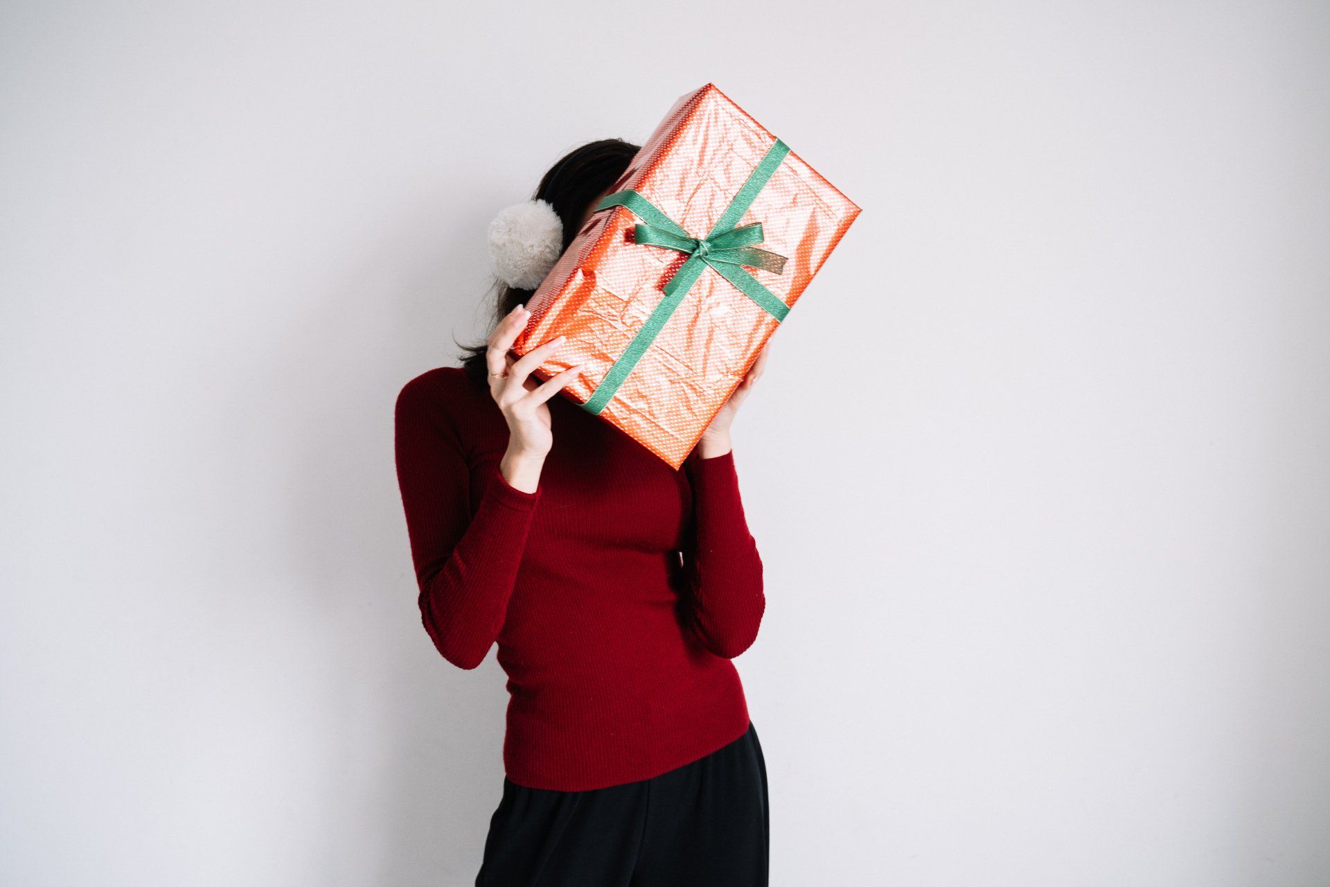 Ragazza con regalo di Natale