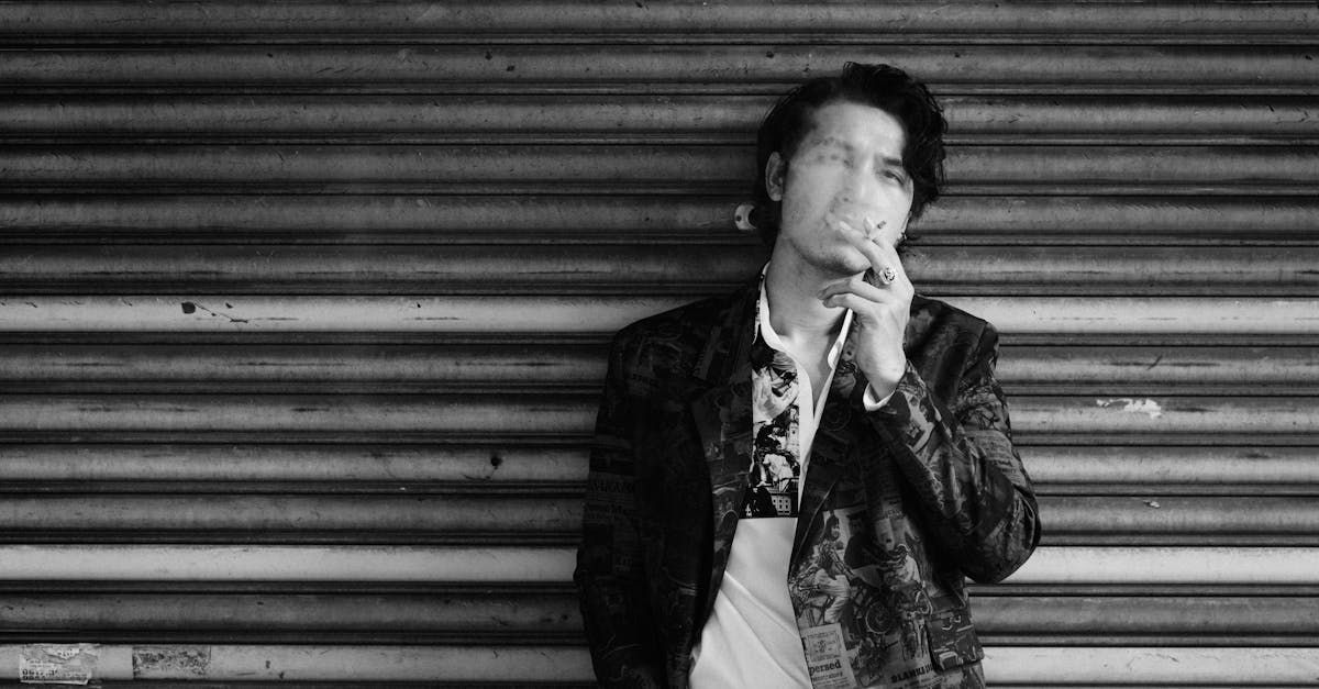 Un uomo che fuma