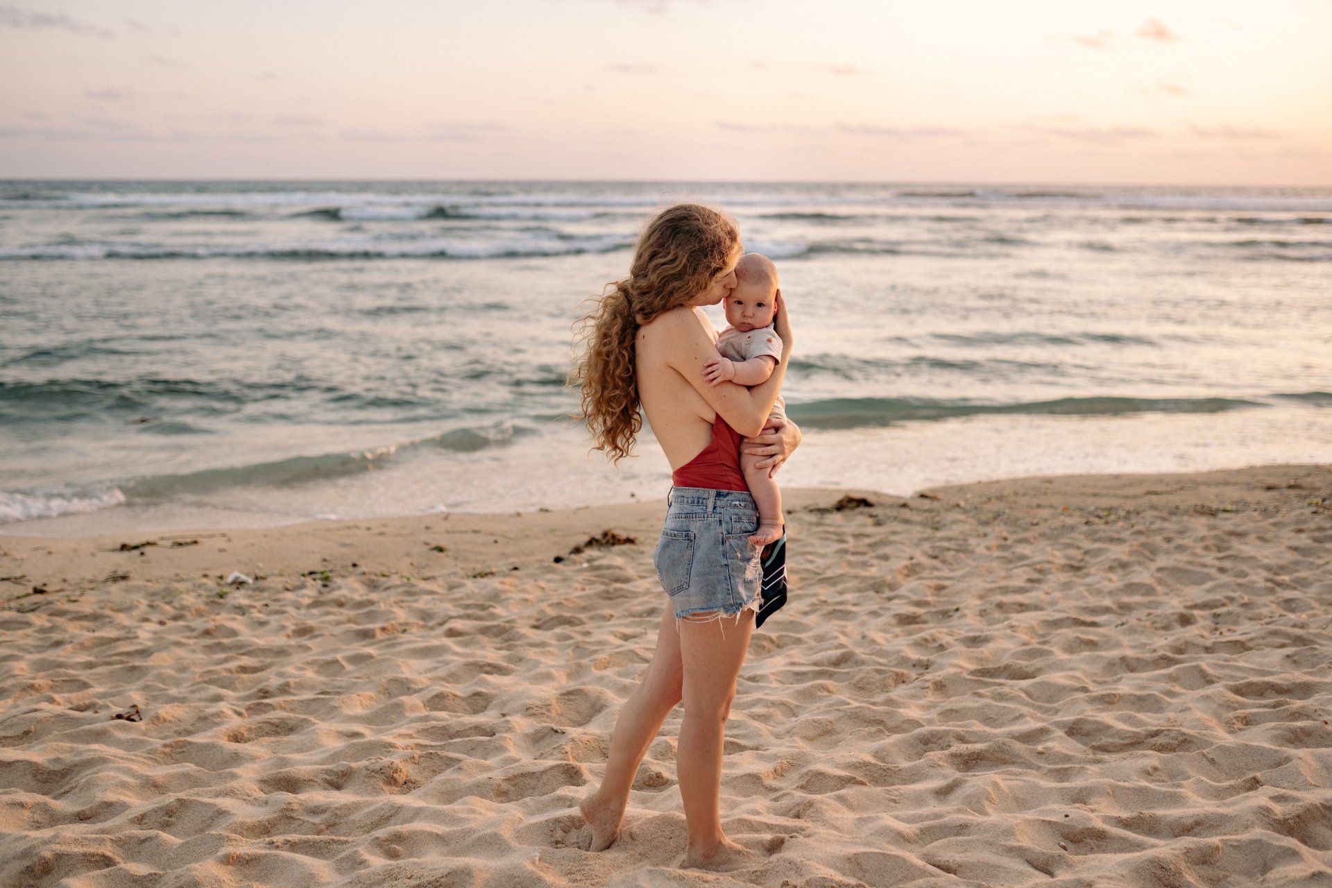 Mamma single in spiaggia con figlio