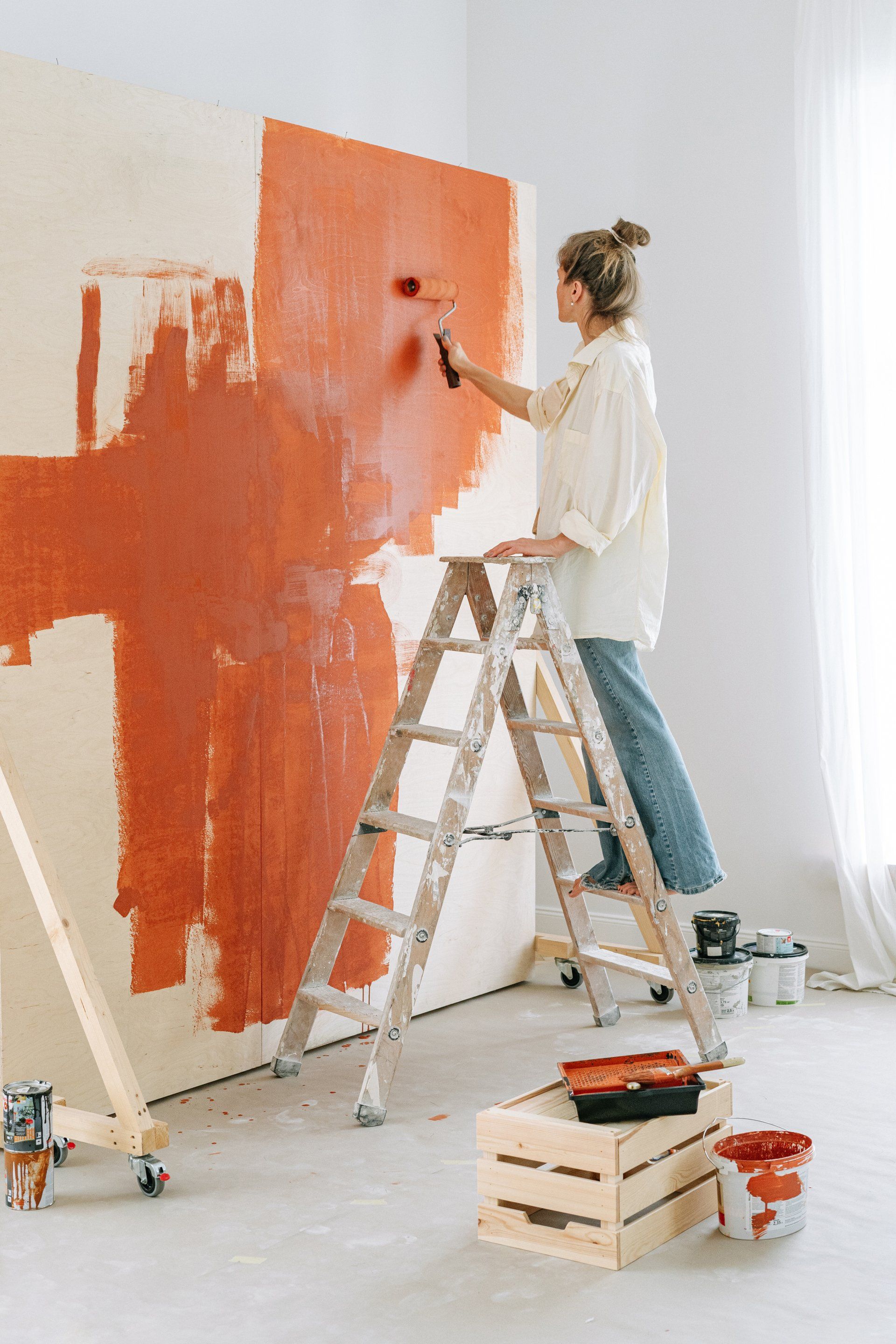 Painter applying fresh coat on an interior wall. Philly’s best home painting professionals for superior finishes.