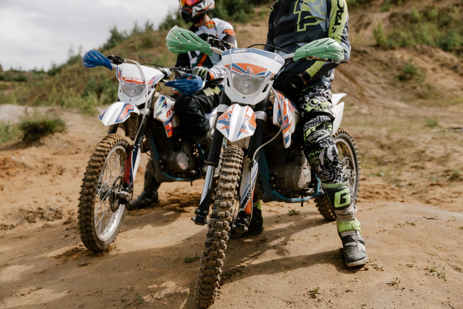 Zwei Motorradfahrer mit Dirtbikes