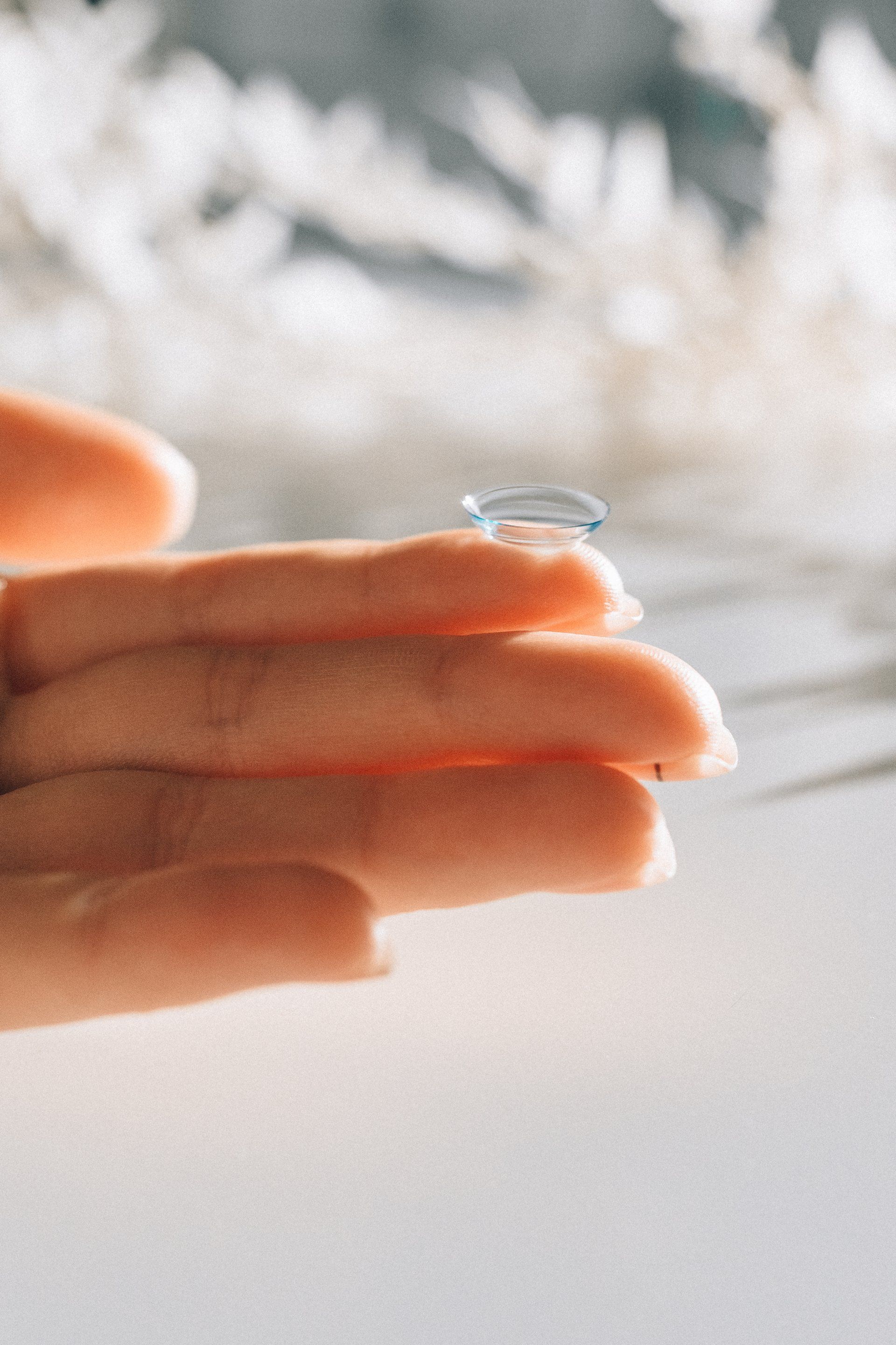 eine Nahaufnahme einer Person , die eine Linse in der Hand hält