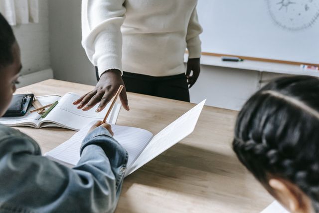 Lavoratori che consultano dei documenti
