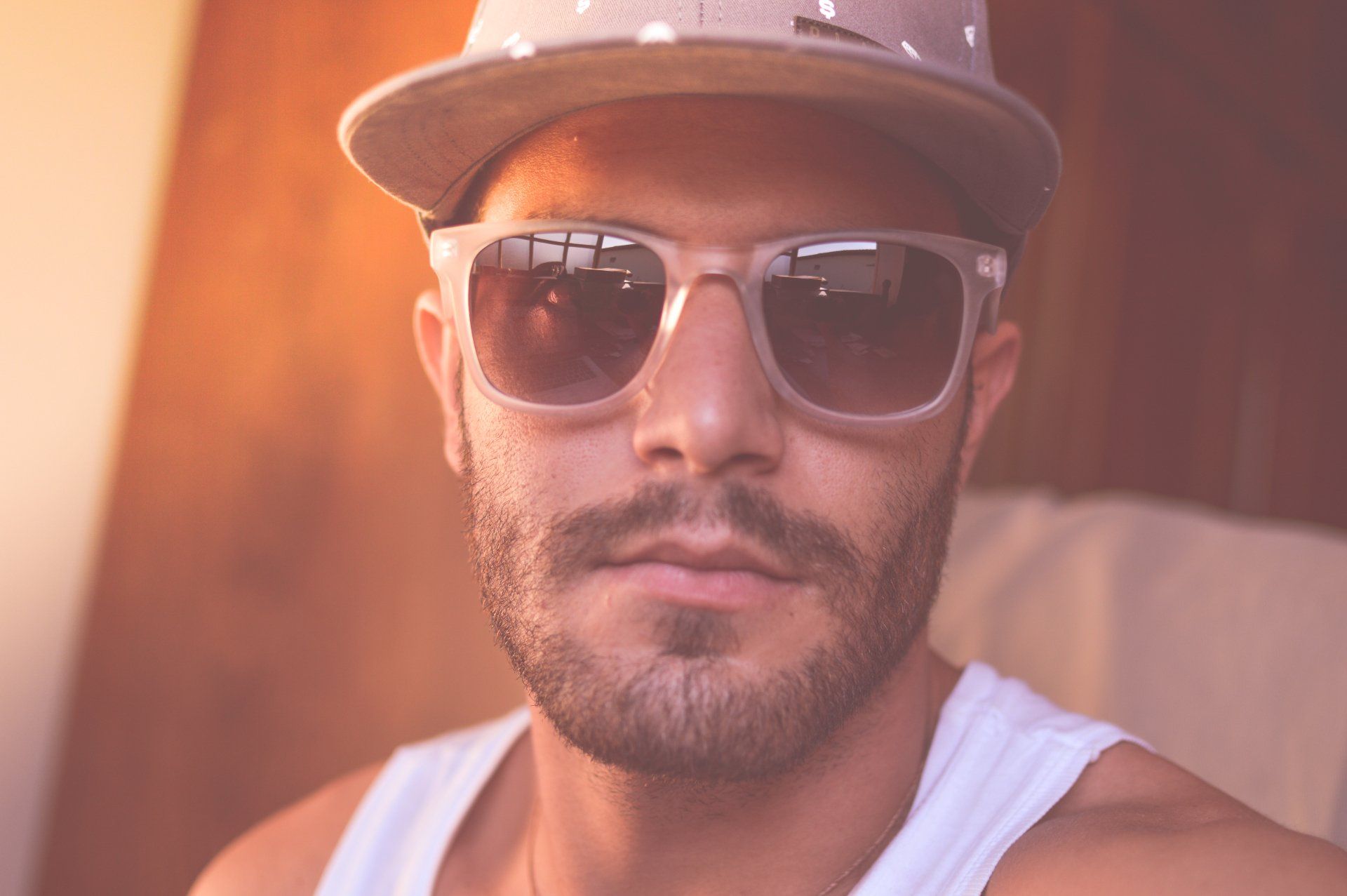 Foto profilo ragazzo single con occhiali