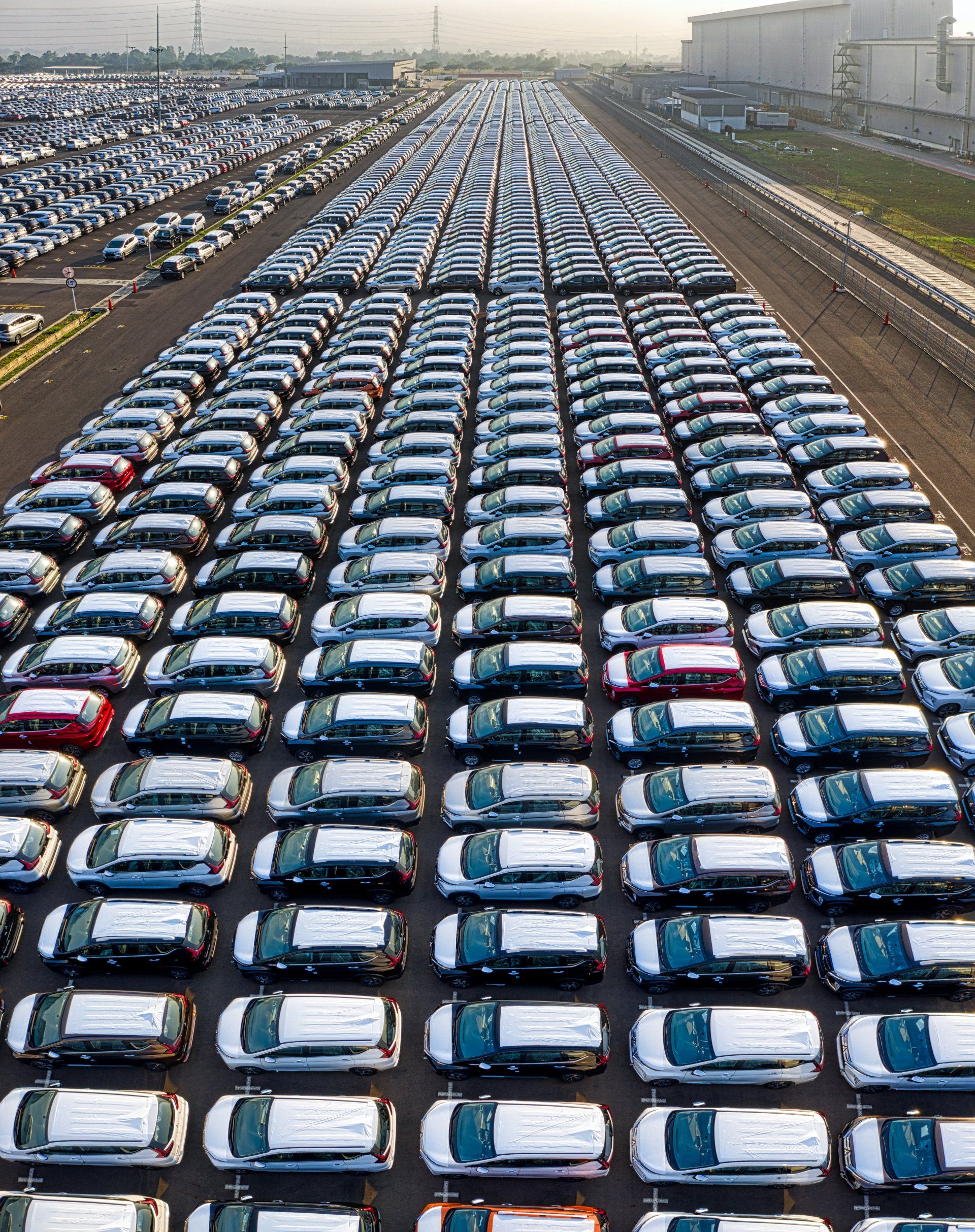 A lot of cars are parked in a parking lot.