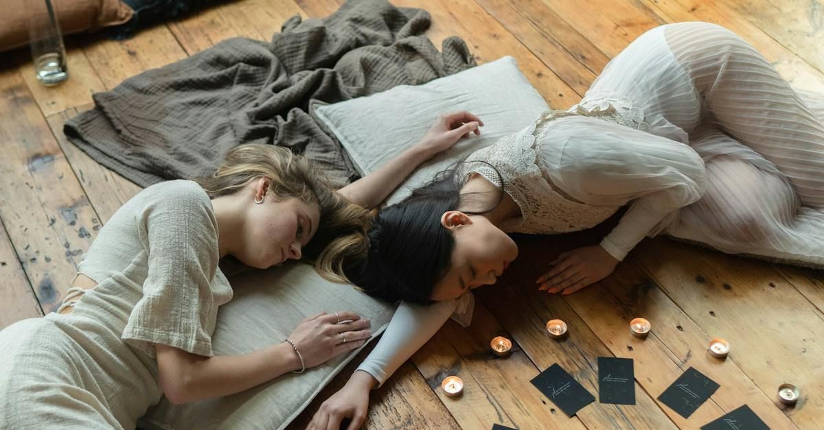 twee vrouwen liggen op de grond, bij kaarten en orakelkaarten