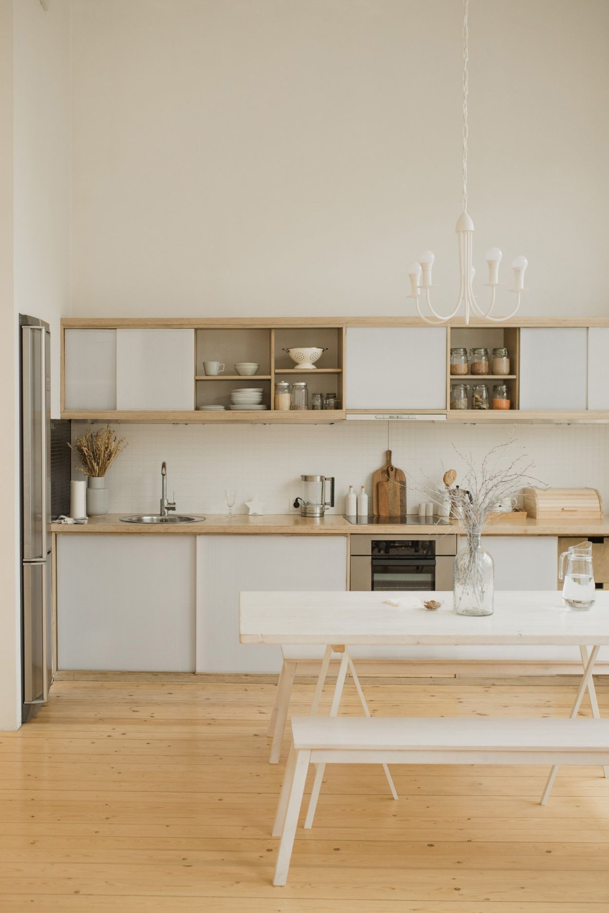 Il y a une table et un banc dans la cuisine.