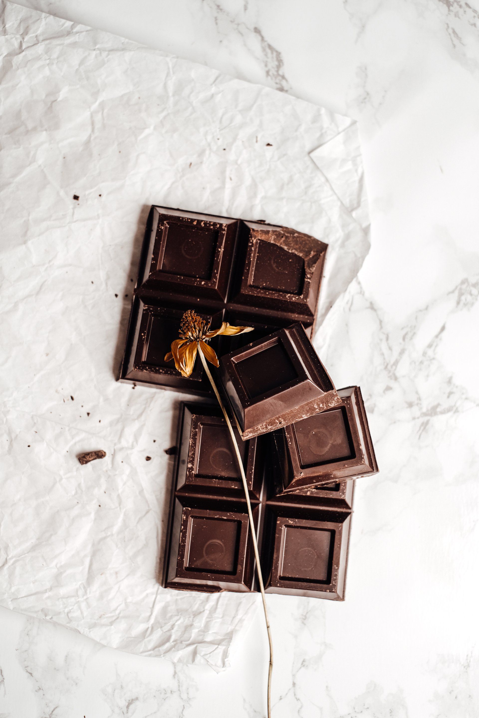 una barretta di cioccolato con un fiore accanto a essa