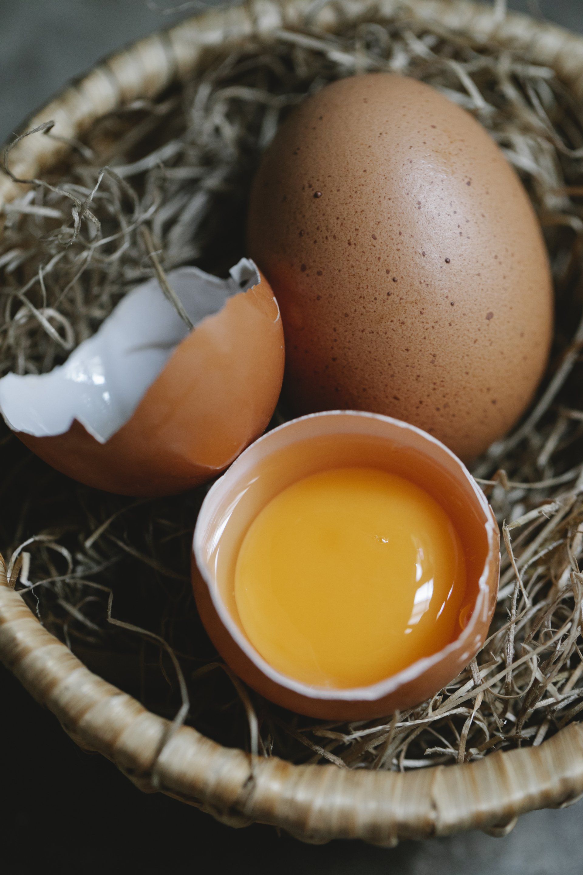 rå äggula i ett knäckt ägg