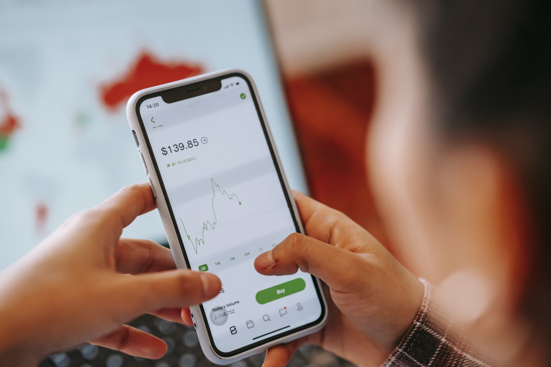 Een persoon houdt een smartphone vast