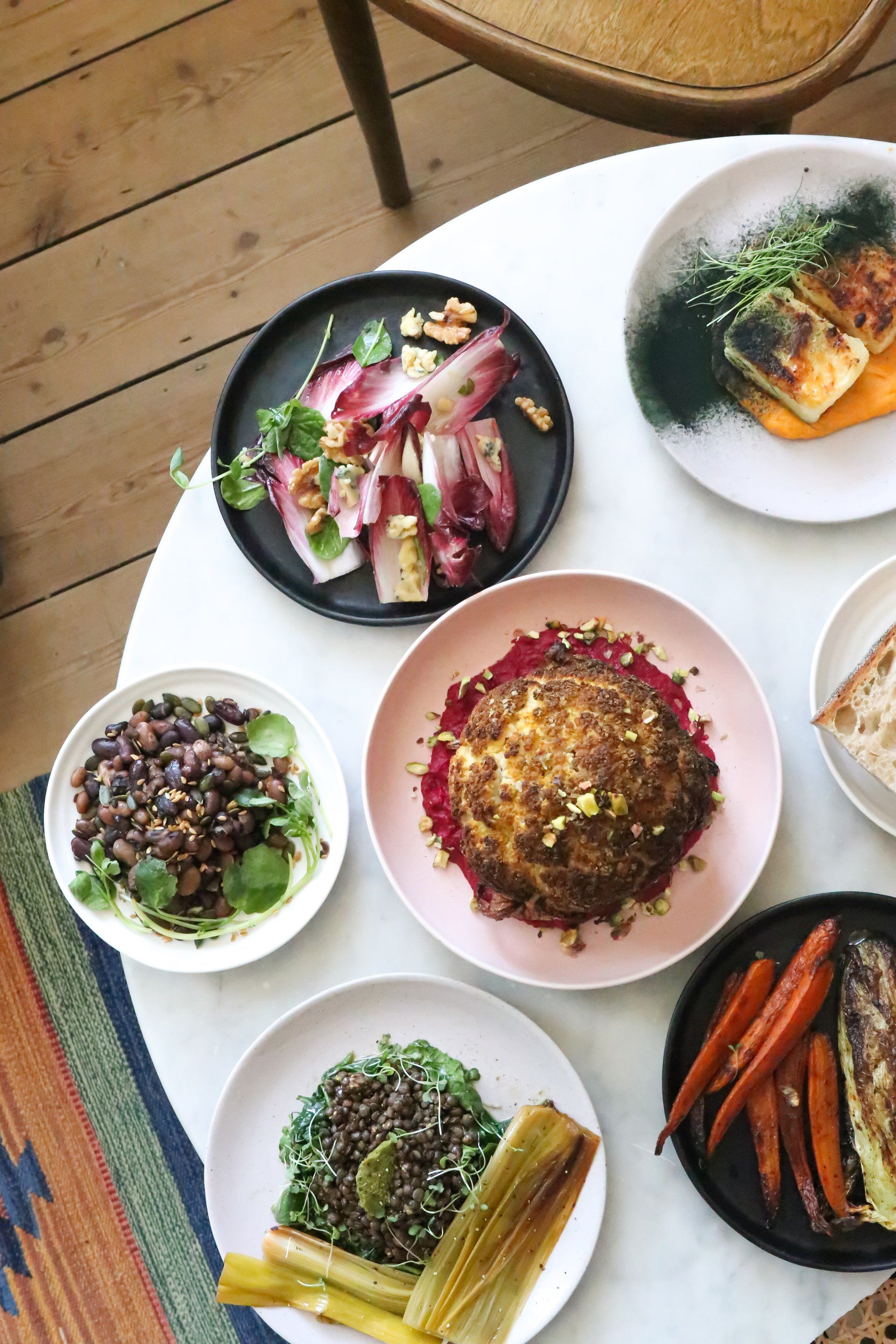 Il y a de nombreux types d'aliments différents sur la table.