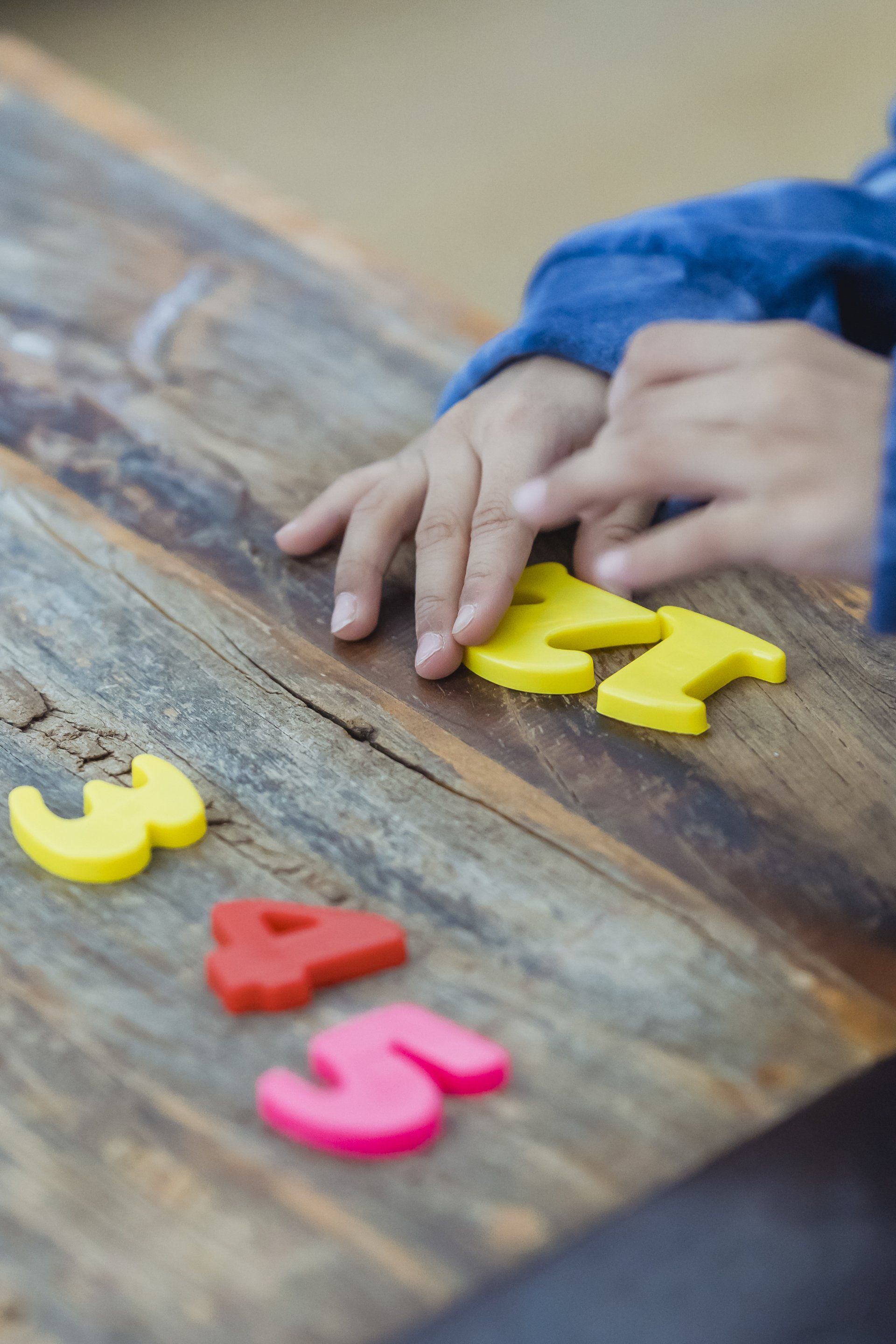 kind is bezig met cijfers, rekenen