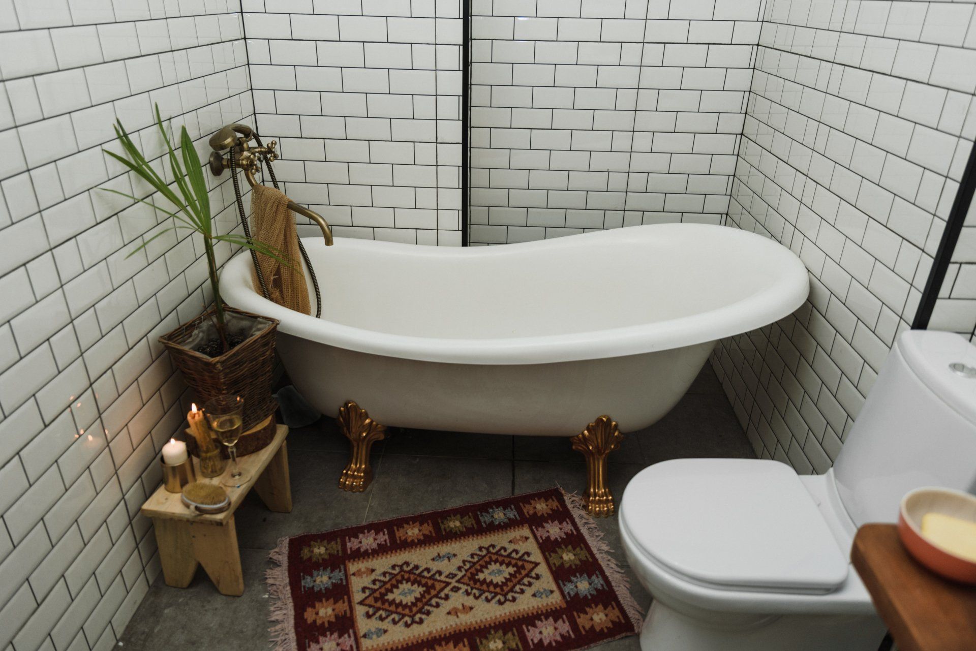 clawfoot tub