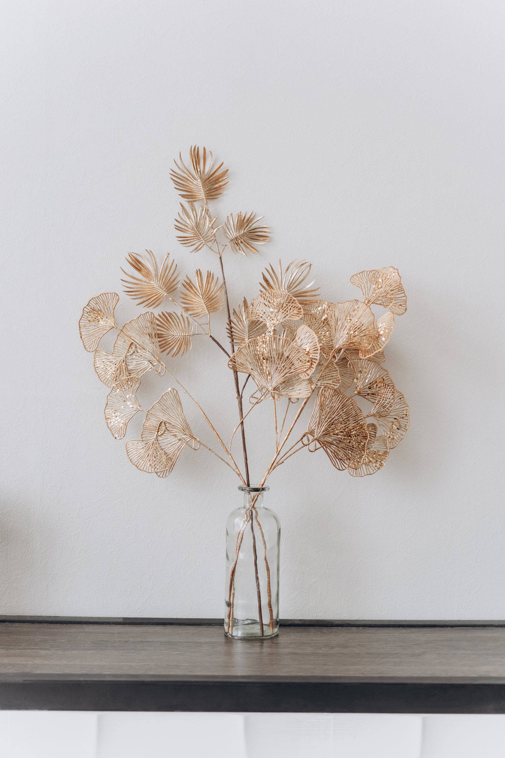 bukett av konstgjorda blommor som går i beige/guld