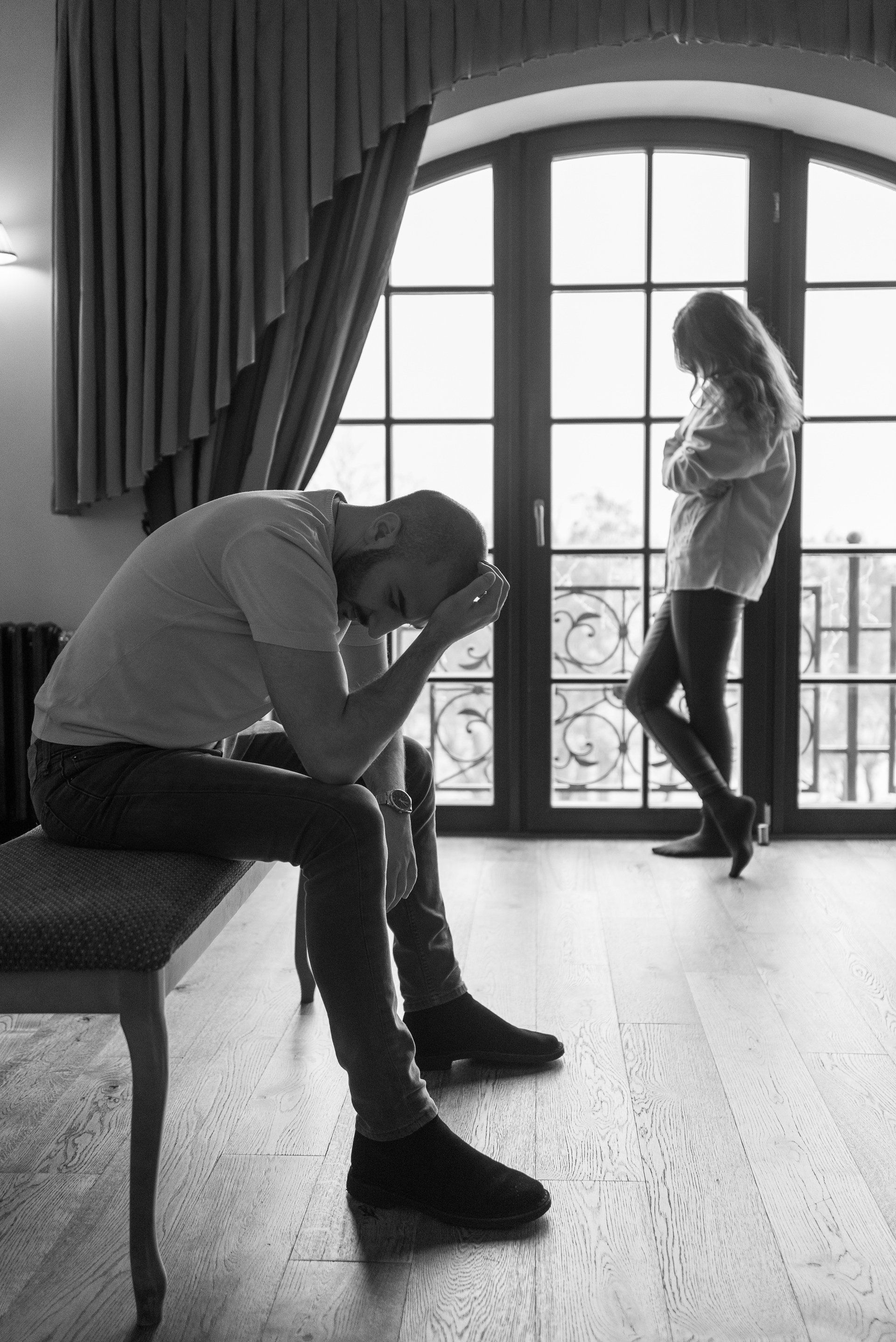 Mann und Frau führen nach dem Auffliegen einer Affäre ein erstes Gespräch