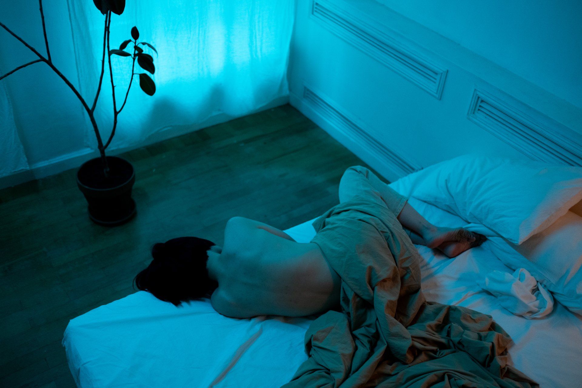 Ragazza disperata nel letto