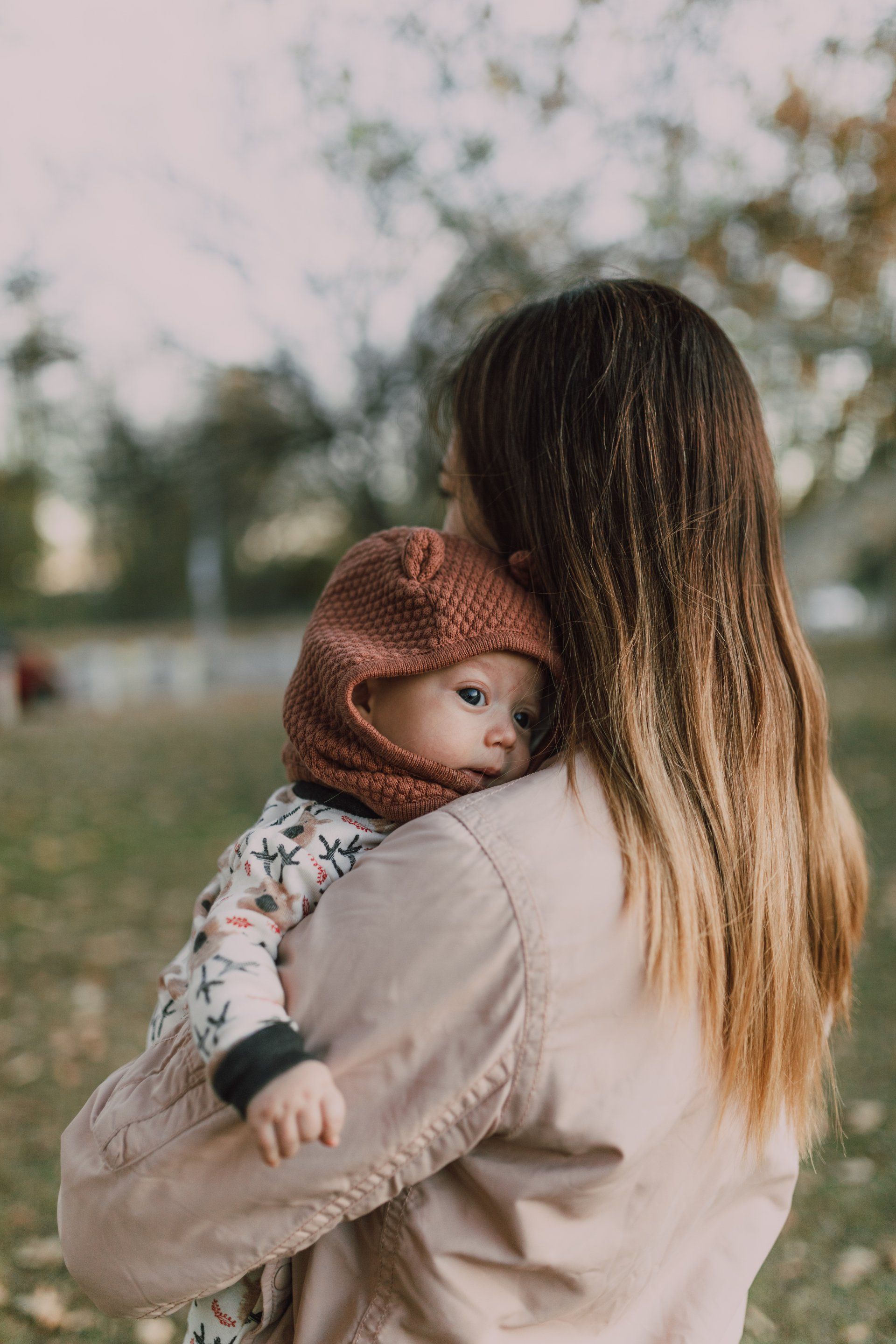 Ragazza madre con il suo neonato