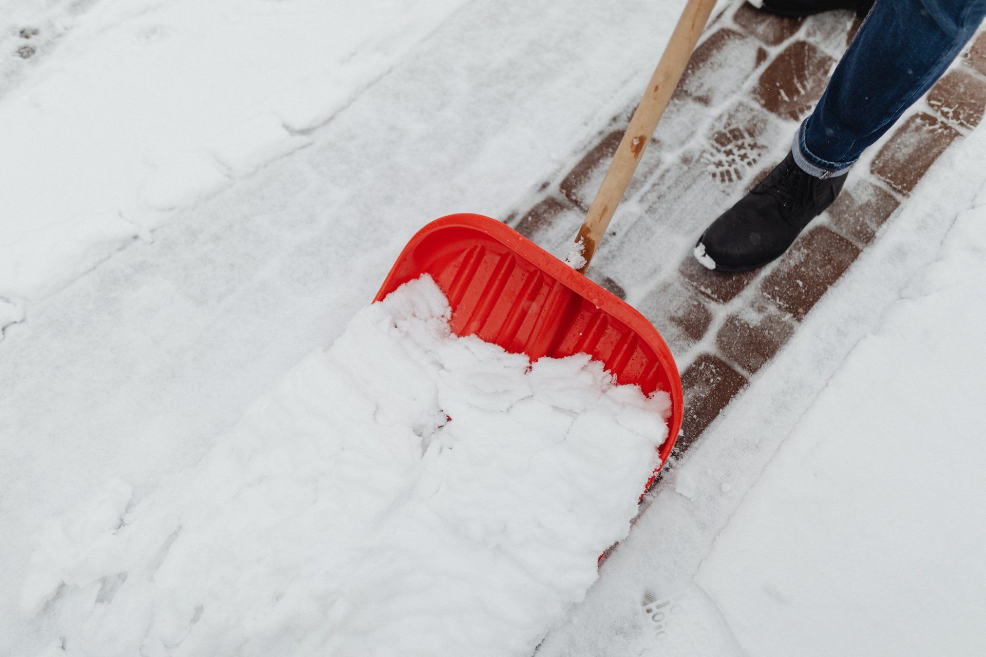 Slippery coating for shovels