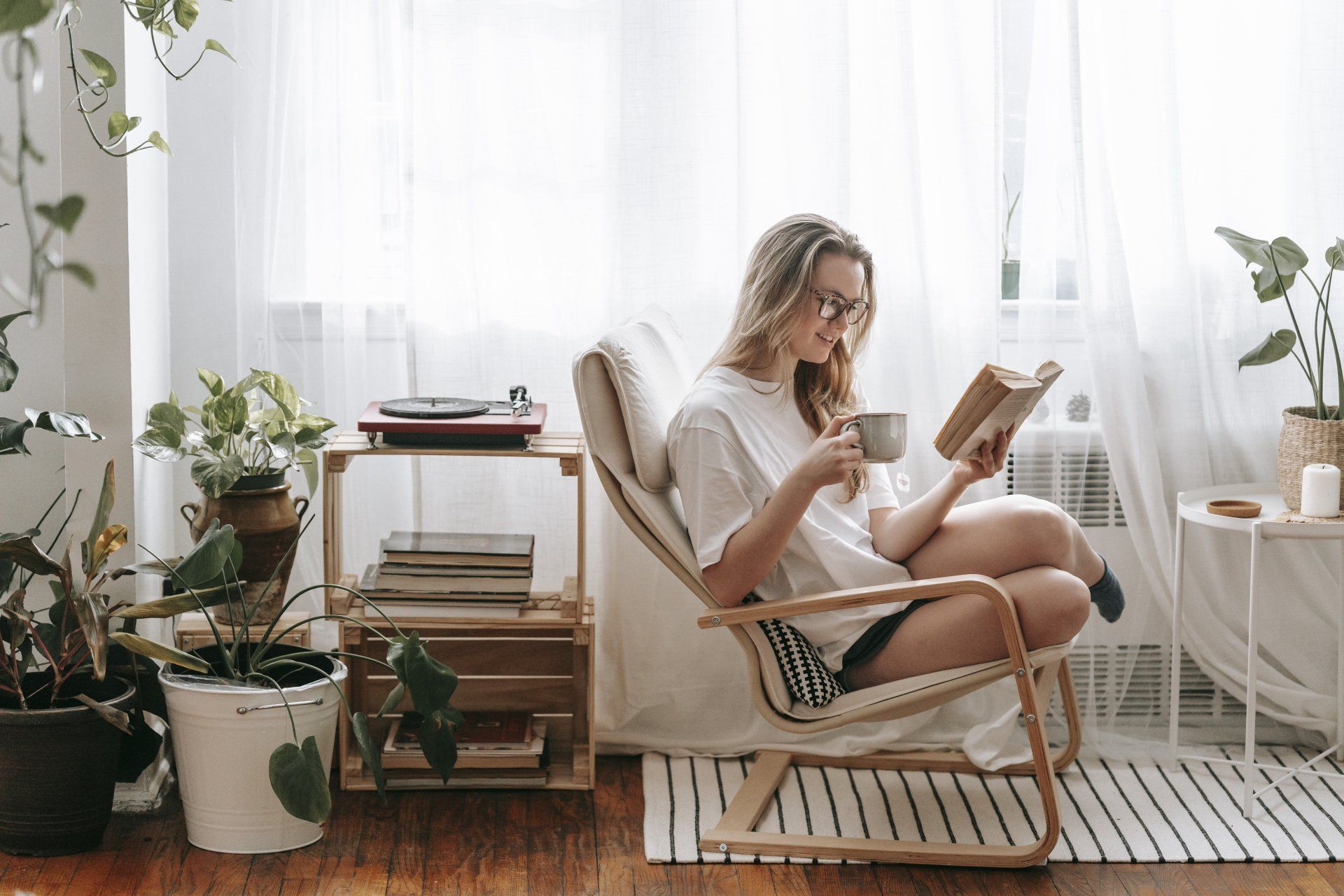 Ragazza che legge un libro