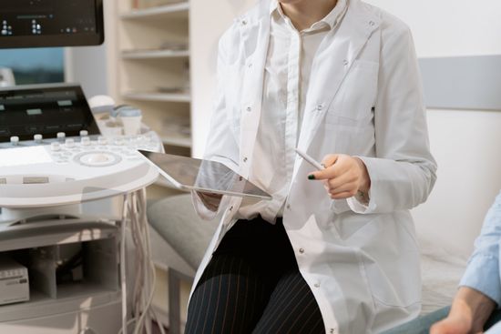 un'infermiera che prova la pressione a una donna incinta