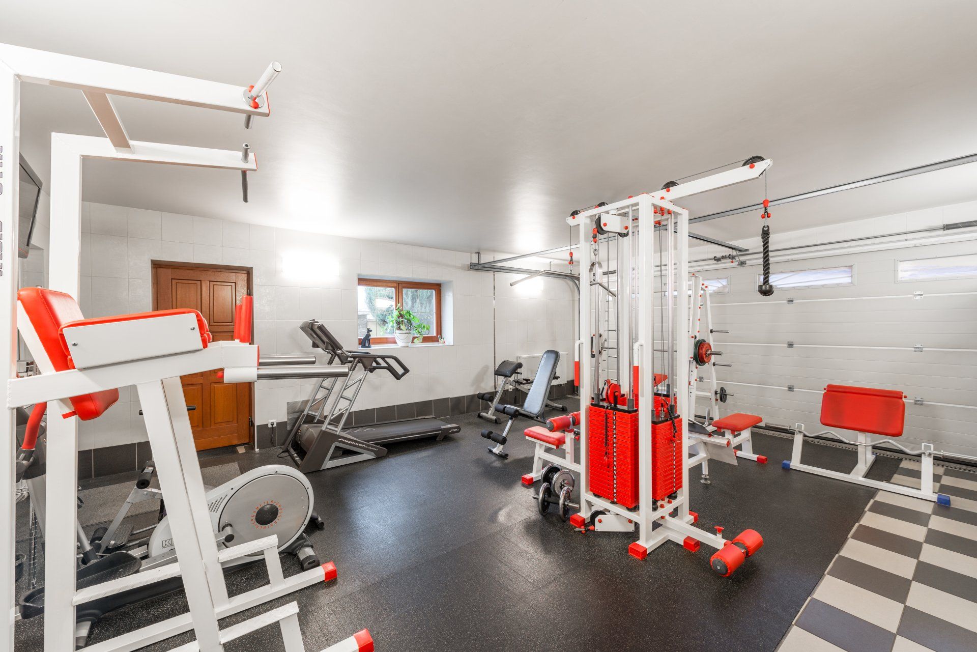 There are many different types of exercise equipment in this gym.