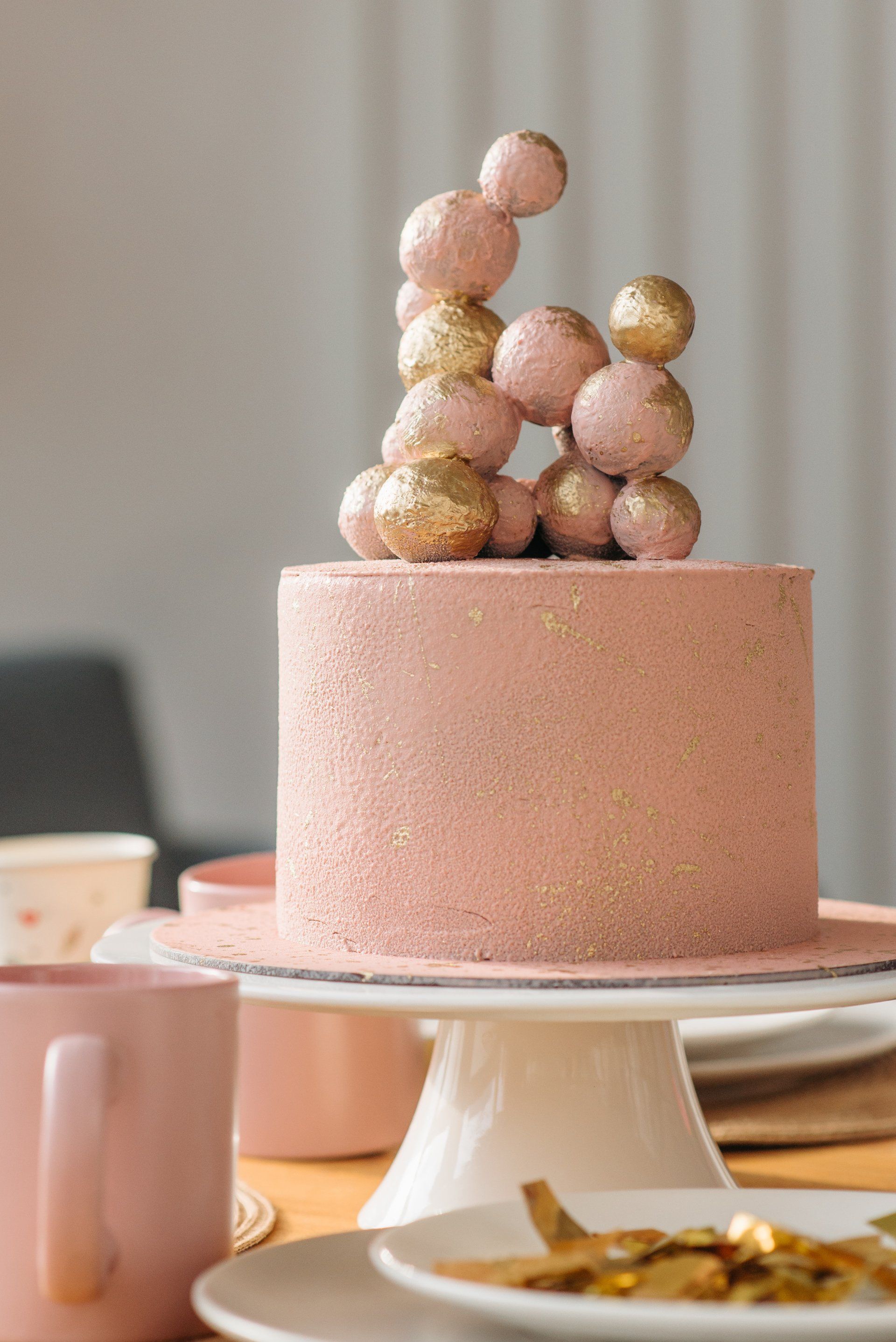 Torta di compleanno rosa e oro per diciotessimo