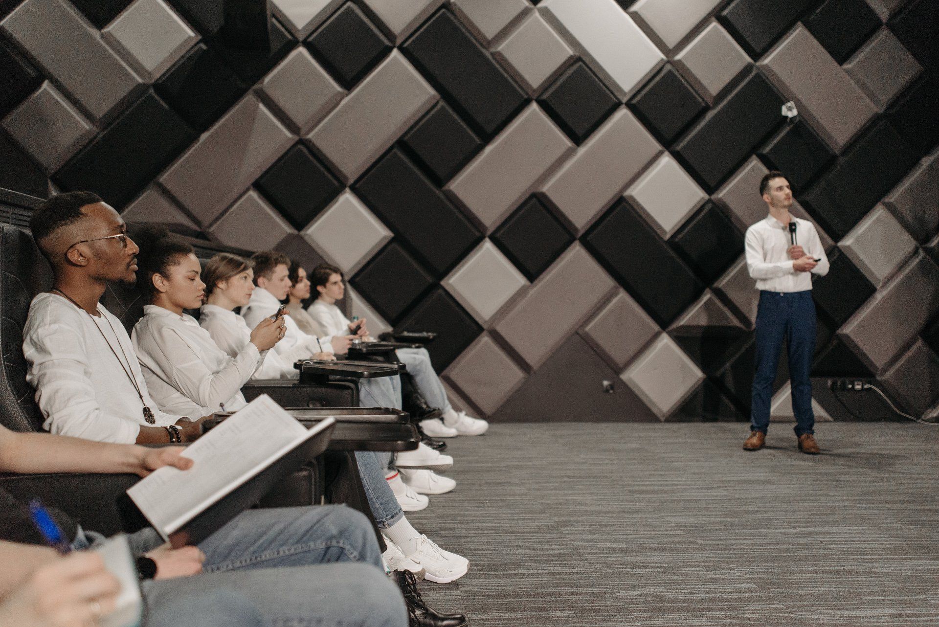 Seminar Sound and Video Production with Speaker and Seated Audience
