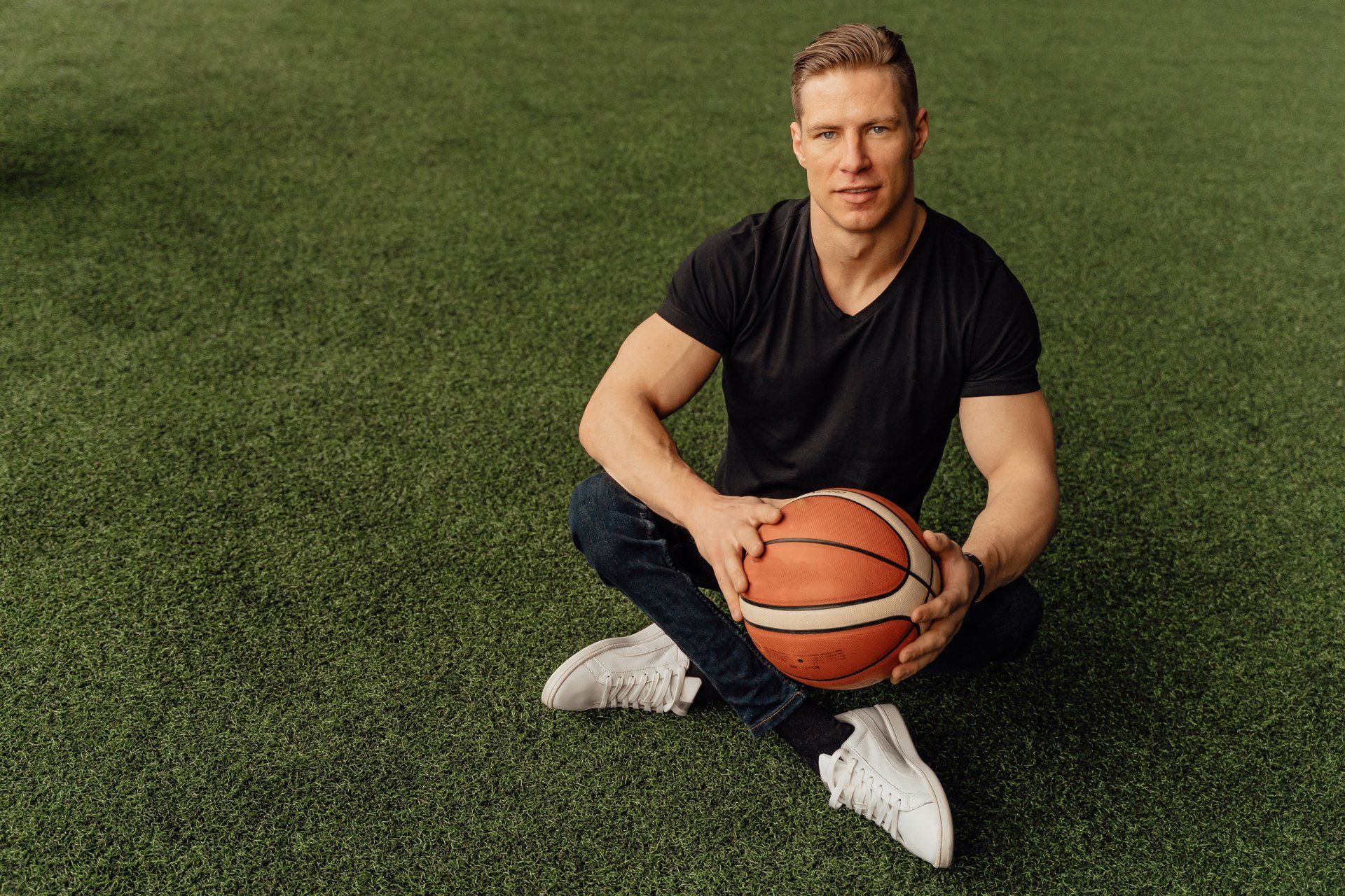 Maschio alfa con pallone da basket