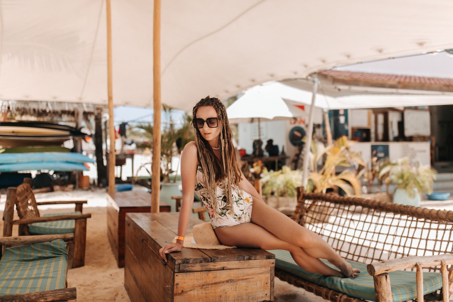 Bella donna in un ristorante a ibiza