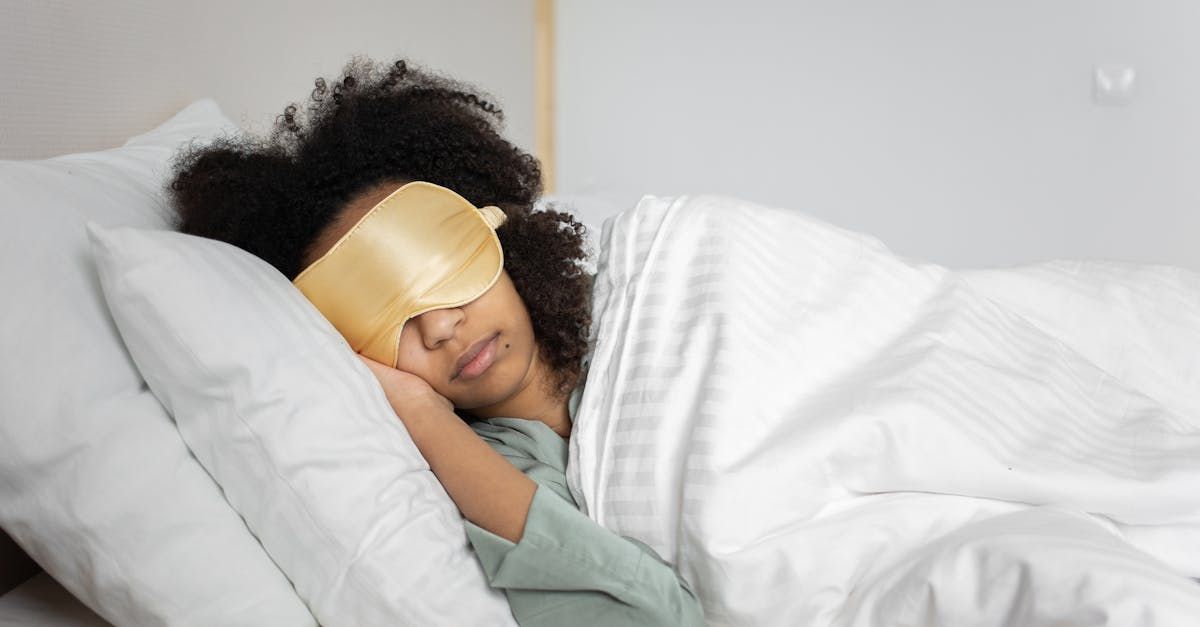 woman who sleeps peacefully - 12 tips to improve your sleep